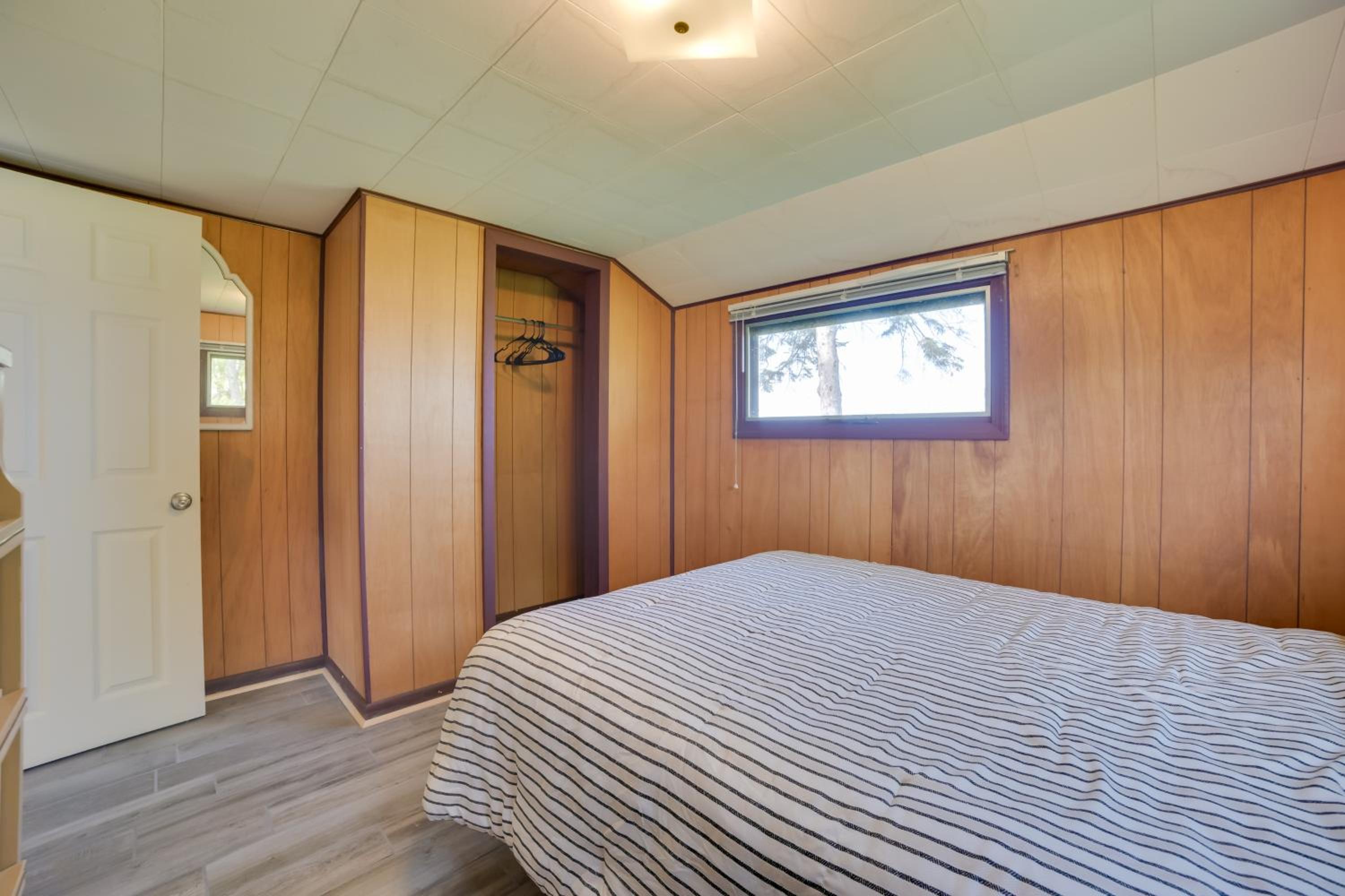Pet Friendly Lake Cabin Private Dock and Fire Pit!