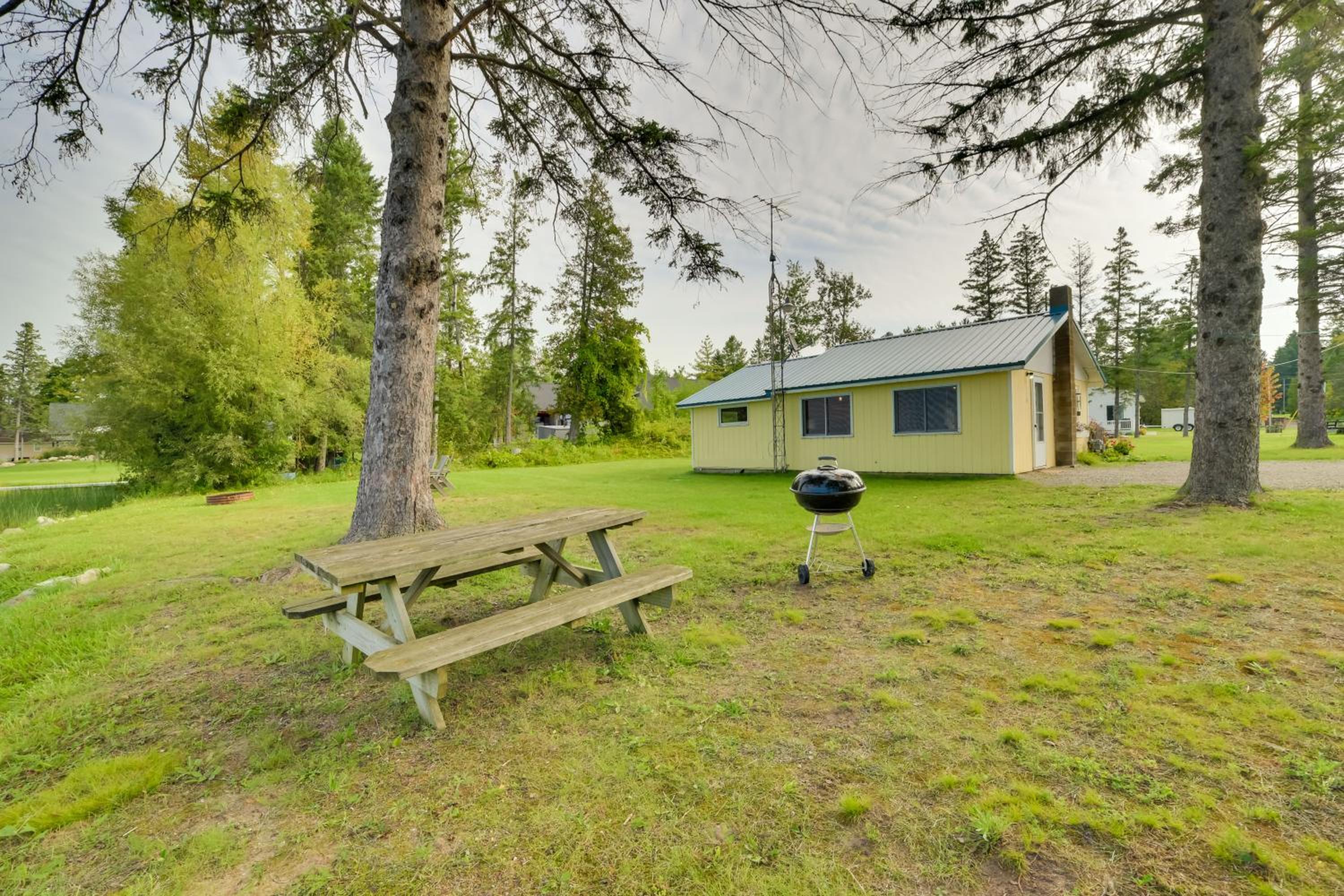 Pet Friendly Lake Cabin Private Dock and Fire Pit!