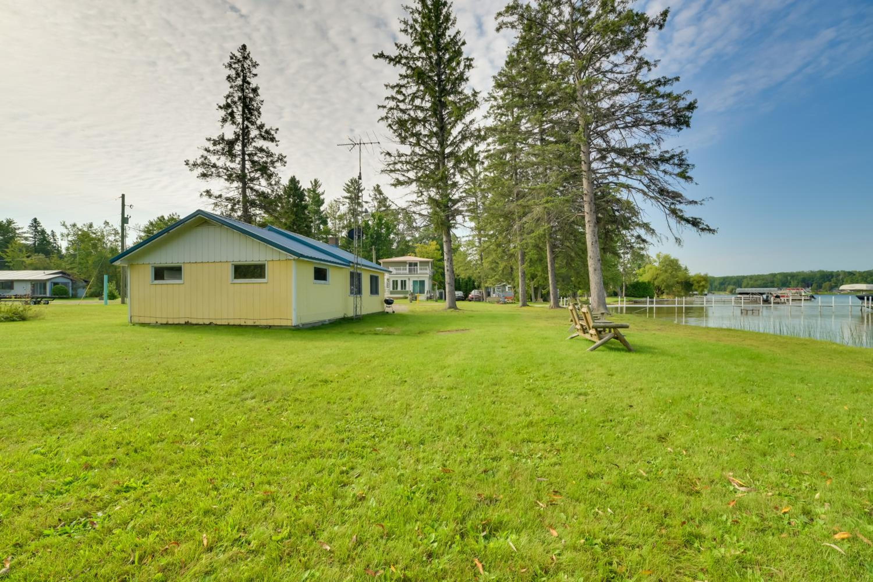 Pet Friendly Lake Cabin Private Dock and Fire Pit!