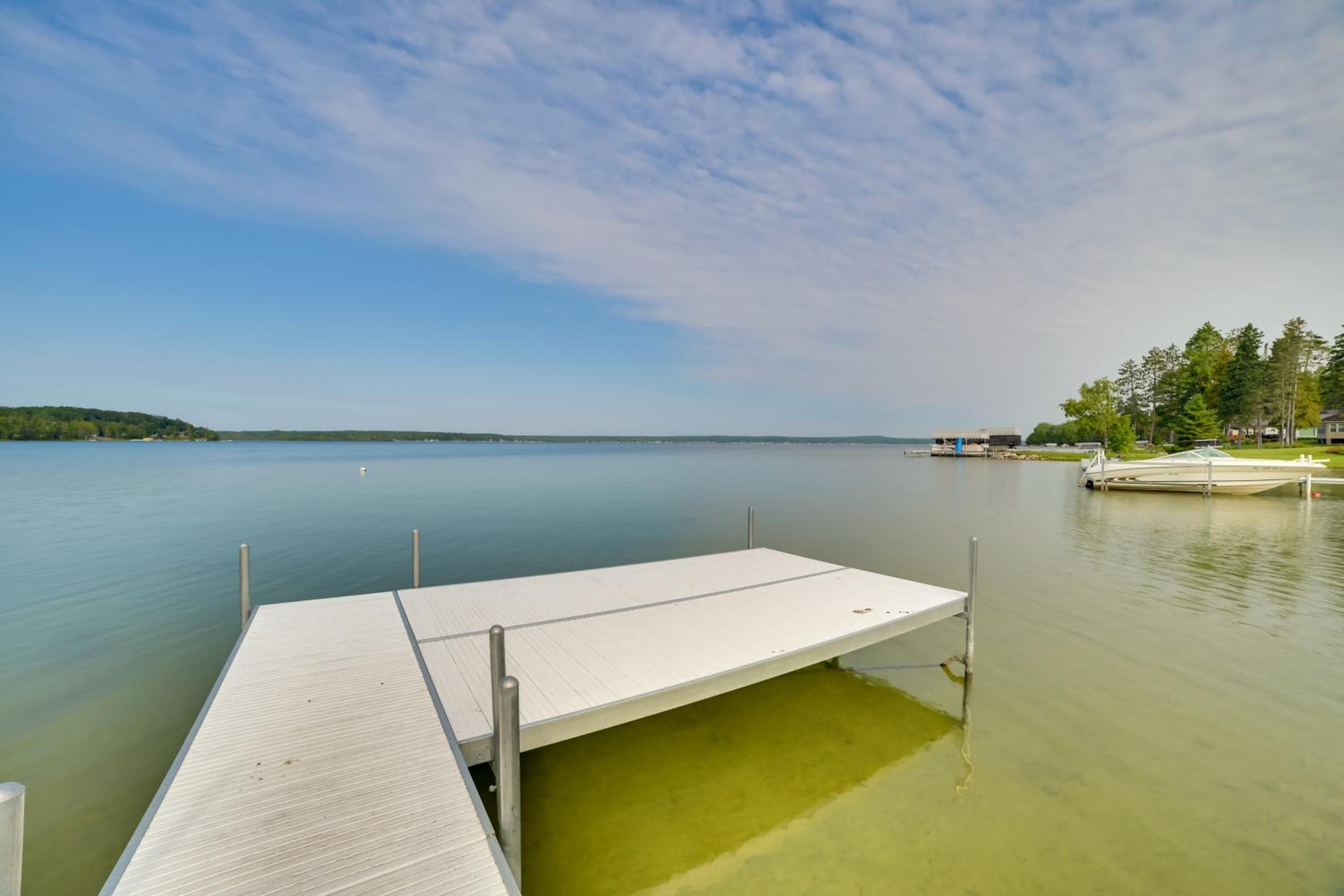 Pet Friendly Lake Cabin Private Dock and Fire Pit!