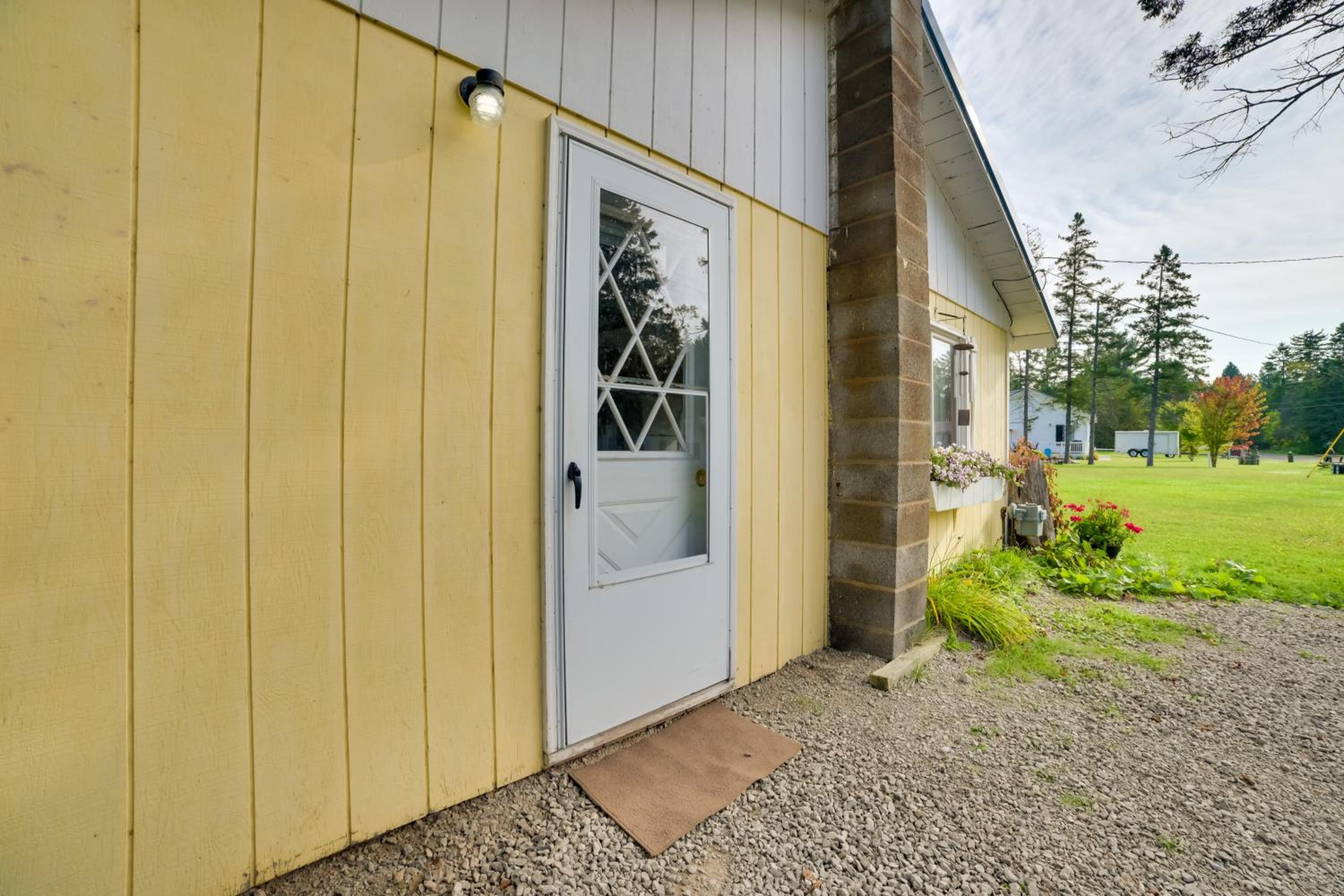 Pet Friendly Lake Cabin Private Dock and Fire Pit!