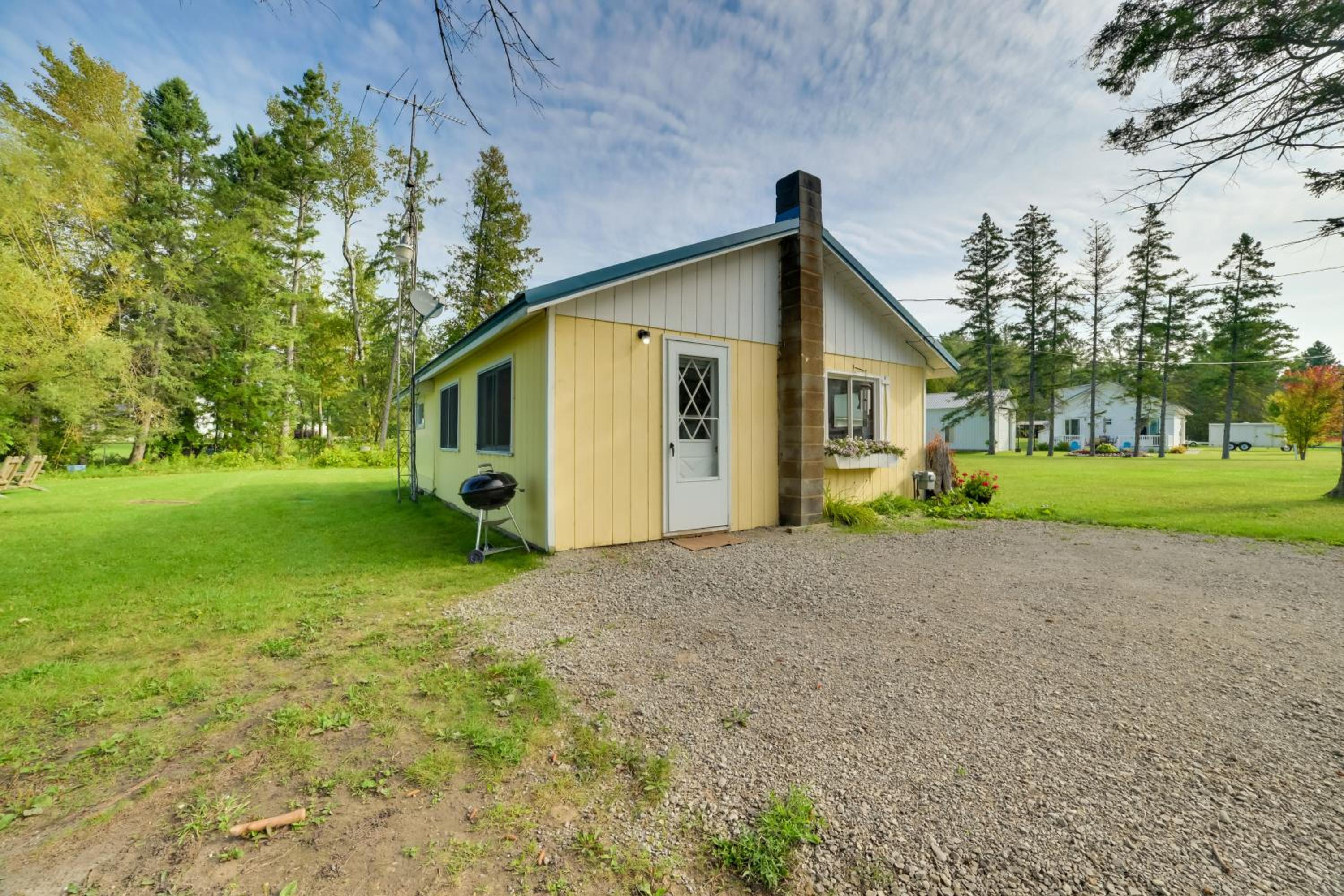 Pet Friendly Lake Cabin Private Dock and Fire Pit!