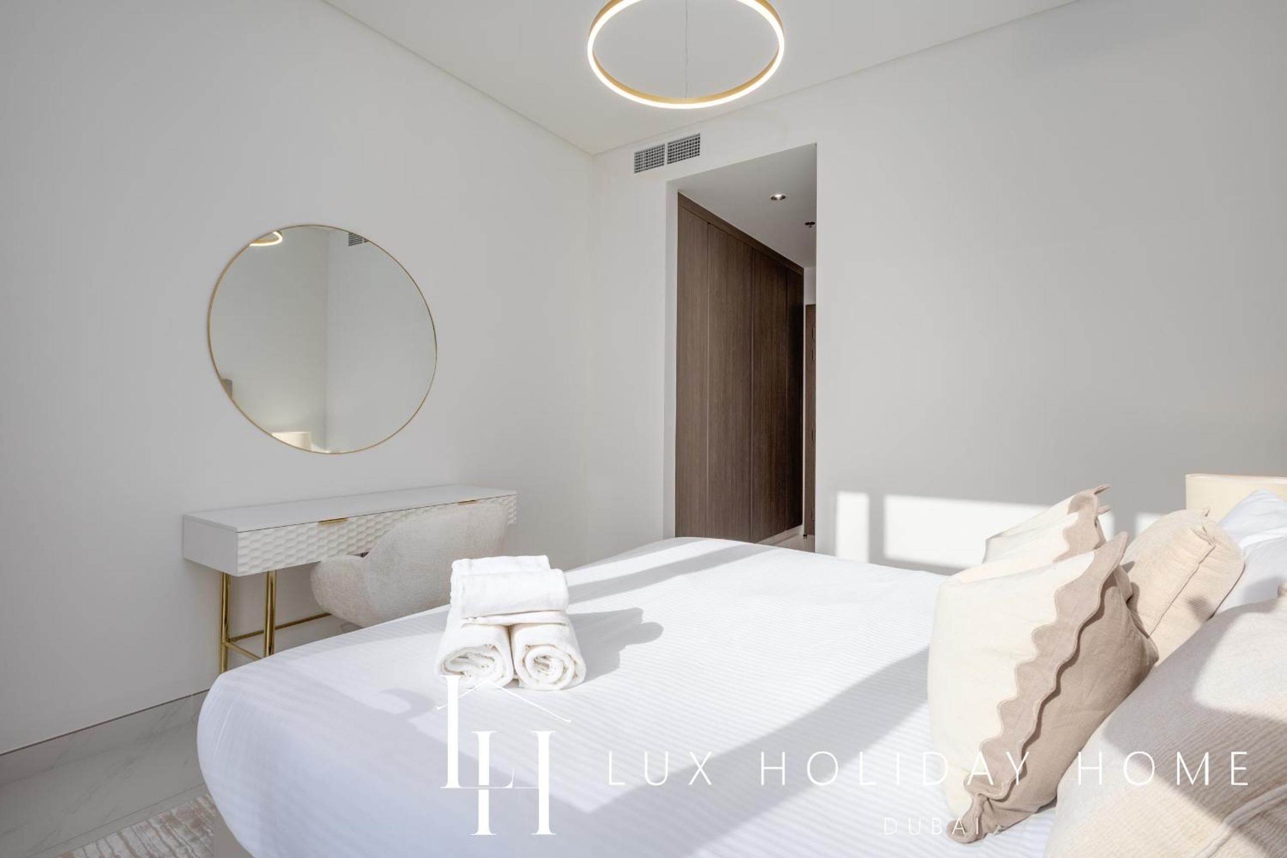 LUX The Burj Khalifa Lagoon View Suite 4