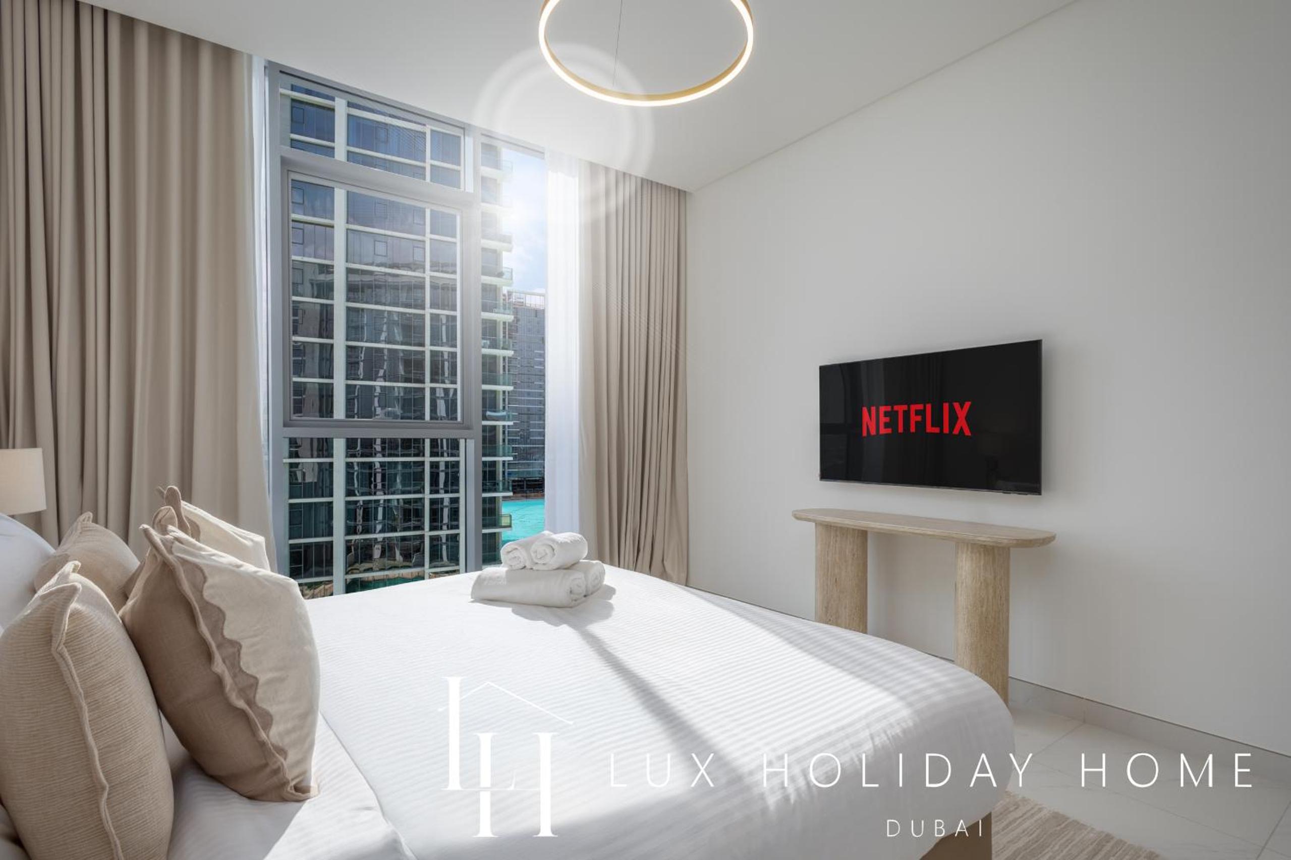 LUX The Burj Khalifa Lagoon View Suite 4