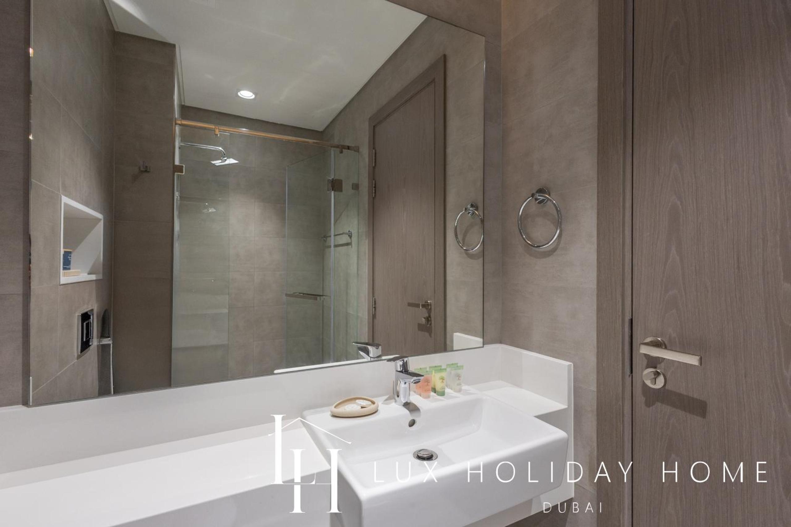 LUX The Burj Khalifa Lagoon View Suite 4