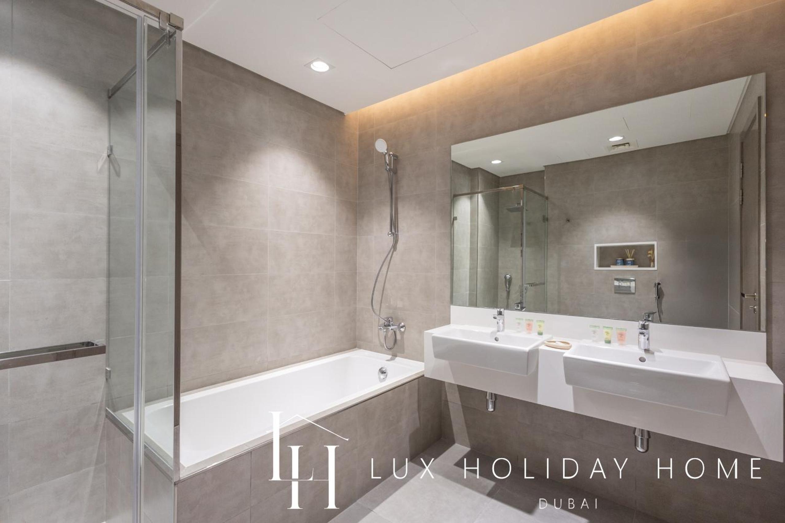 LUX The Burj Khalifa Lagoon View Suite 4