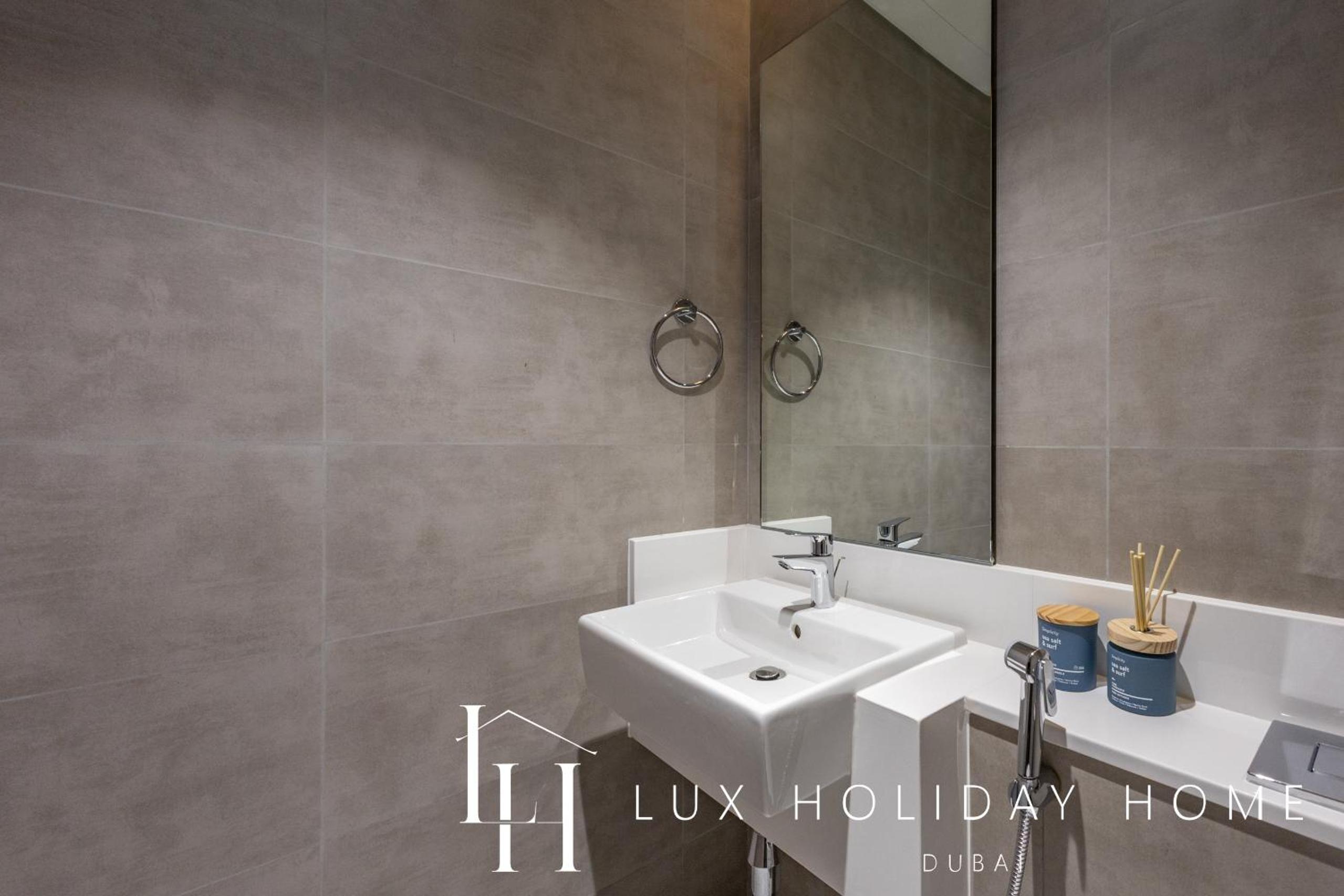LUX The Burj Khalifa Lagoon View Suite 4
