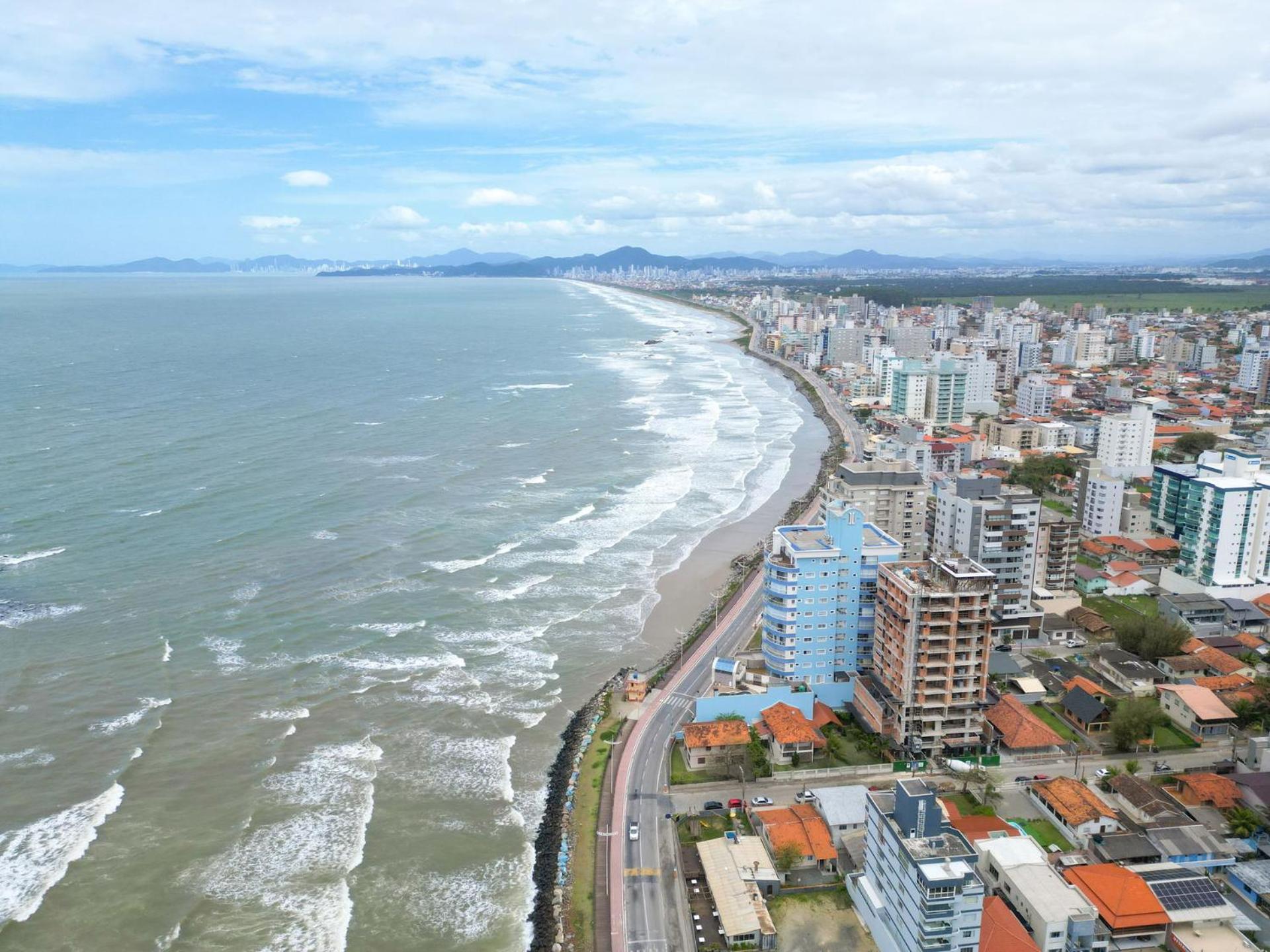 Apto c/ churrasqueira a 700m da praia MU3731