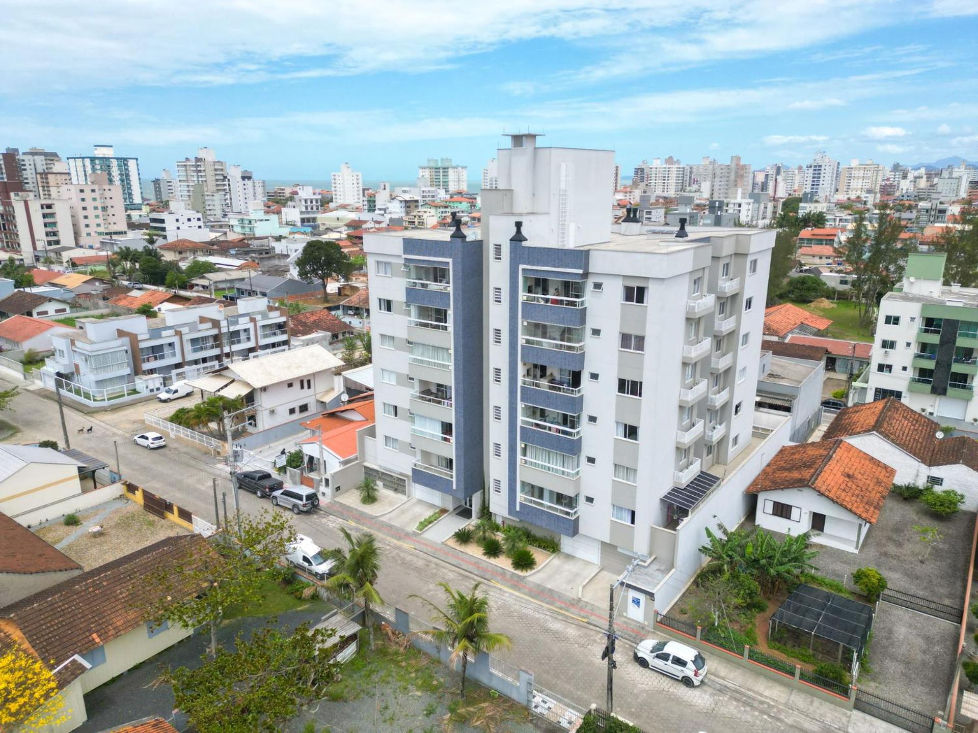 Apto c/ churrasqueira a 700m da praia MU3731