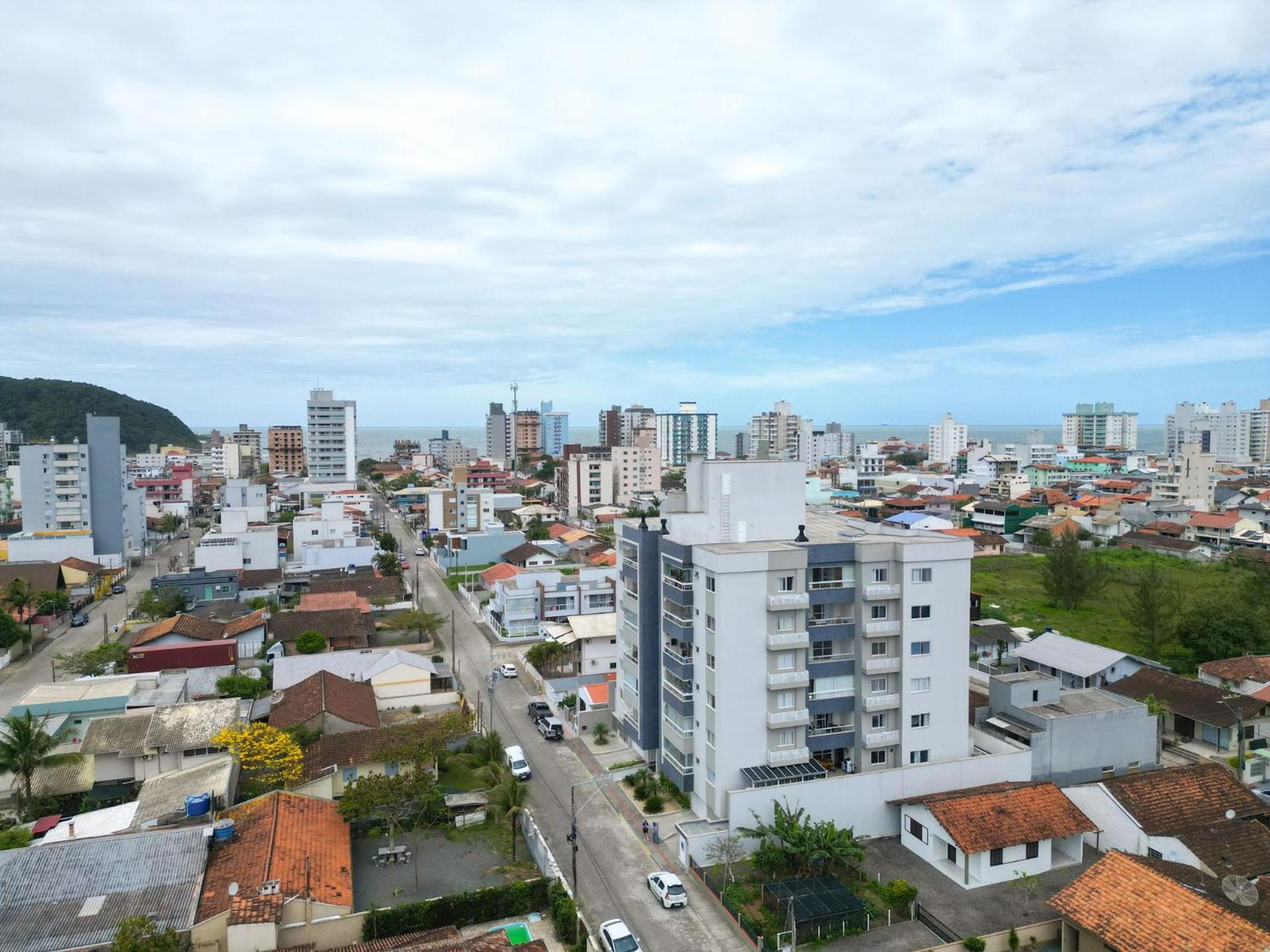 Apto c/ churrasqueira a 700m da praia MU3731