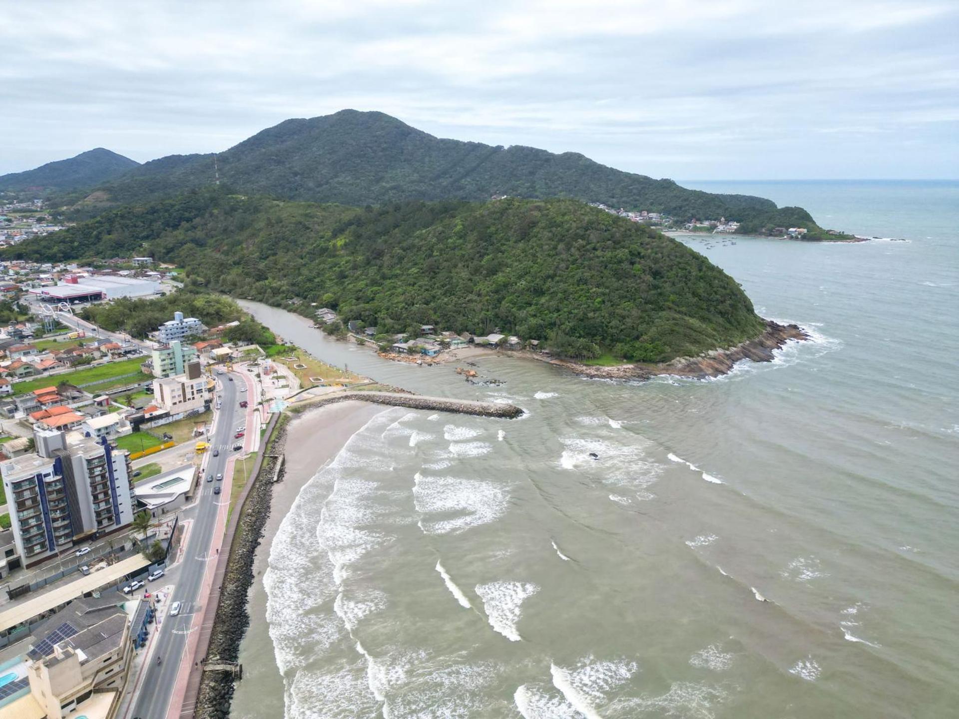 Apto c/ churrasqueira a 700m da praia MU3731