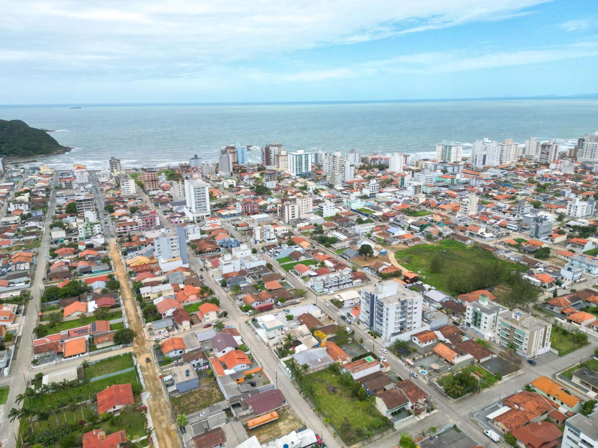 Apto c/ churrasqueira a 700m da praia MU3731