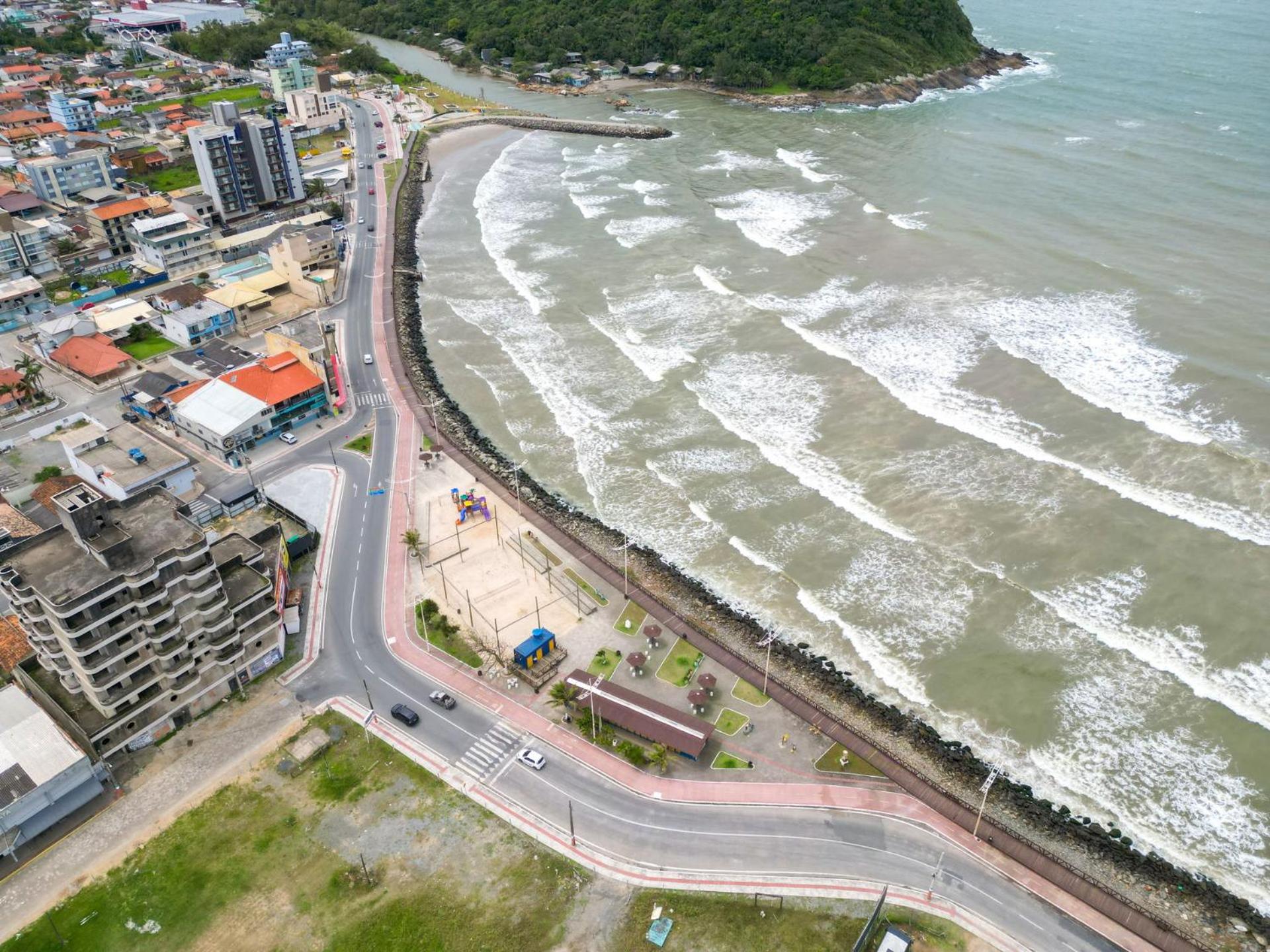 Apto c/ churrasqueira a 700m da praia MU3731