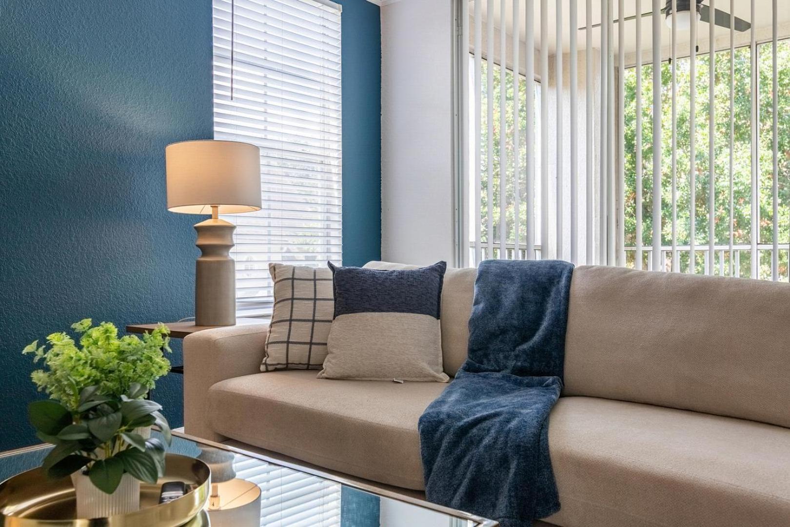 Landing Stunning 1BD Gym Pool