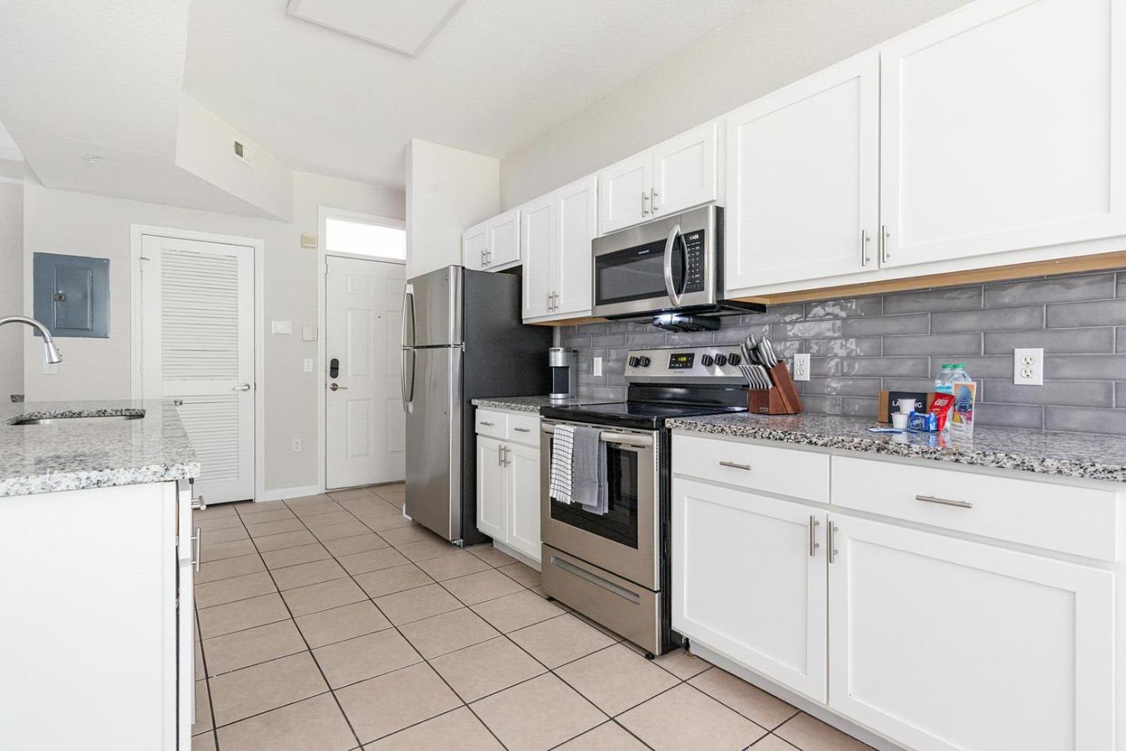 Landing Stunning 1BD Gym Pool