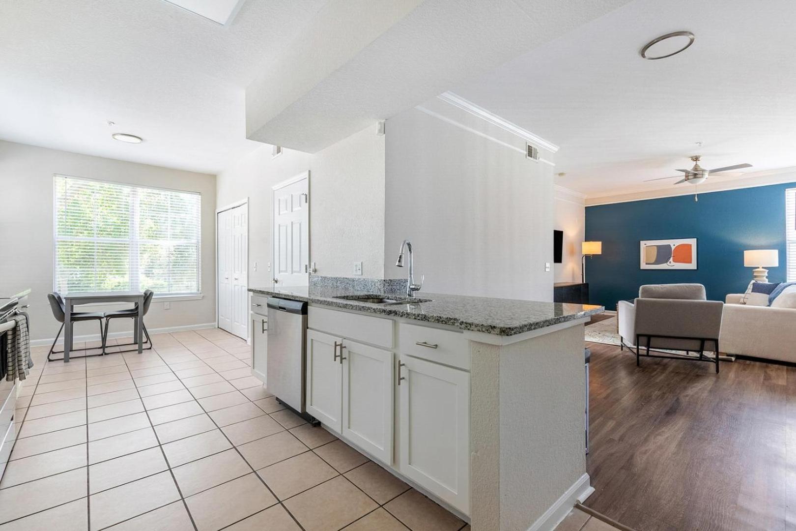 Landing Stunning 1BD Gym Pool