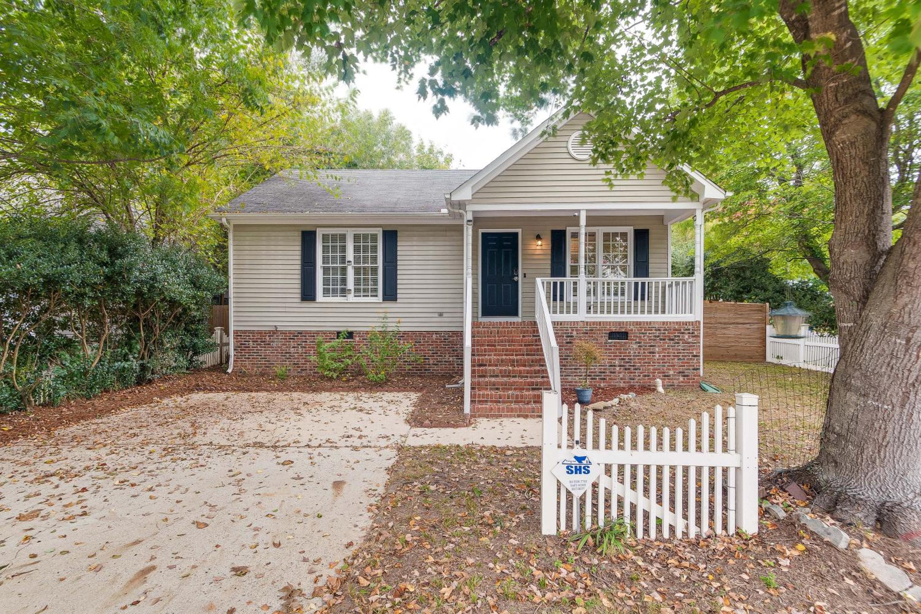Home with Pet-Friendly Yard, 1 Mi to Dtwn Raleigh!