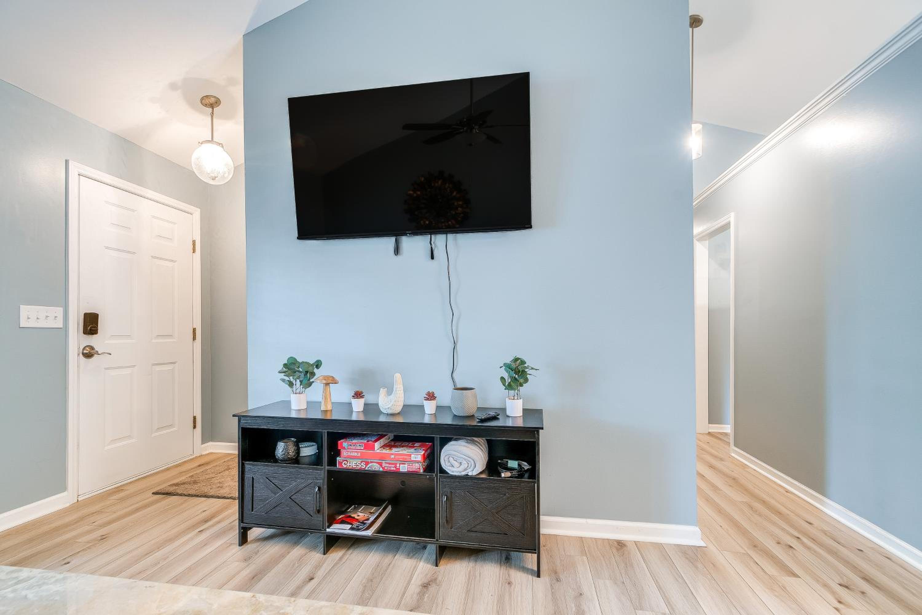 Home with Pet-Friendly Yard, 1 Mi to Dtwn Raleigh!