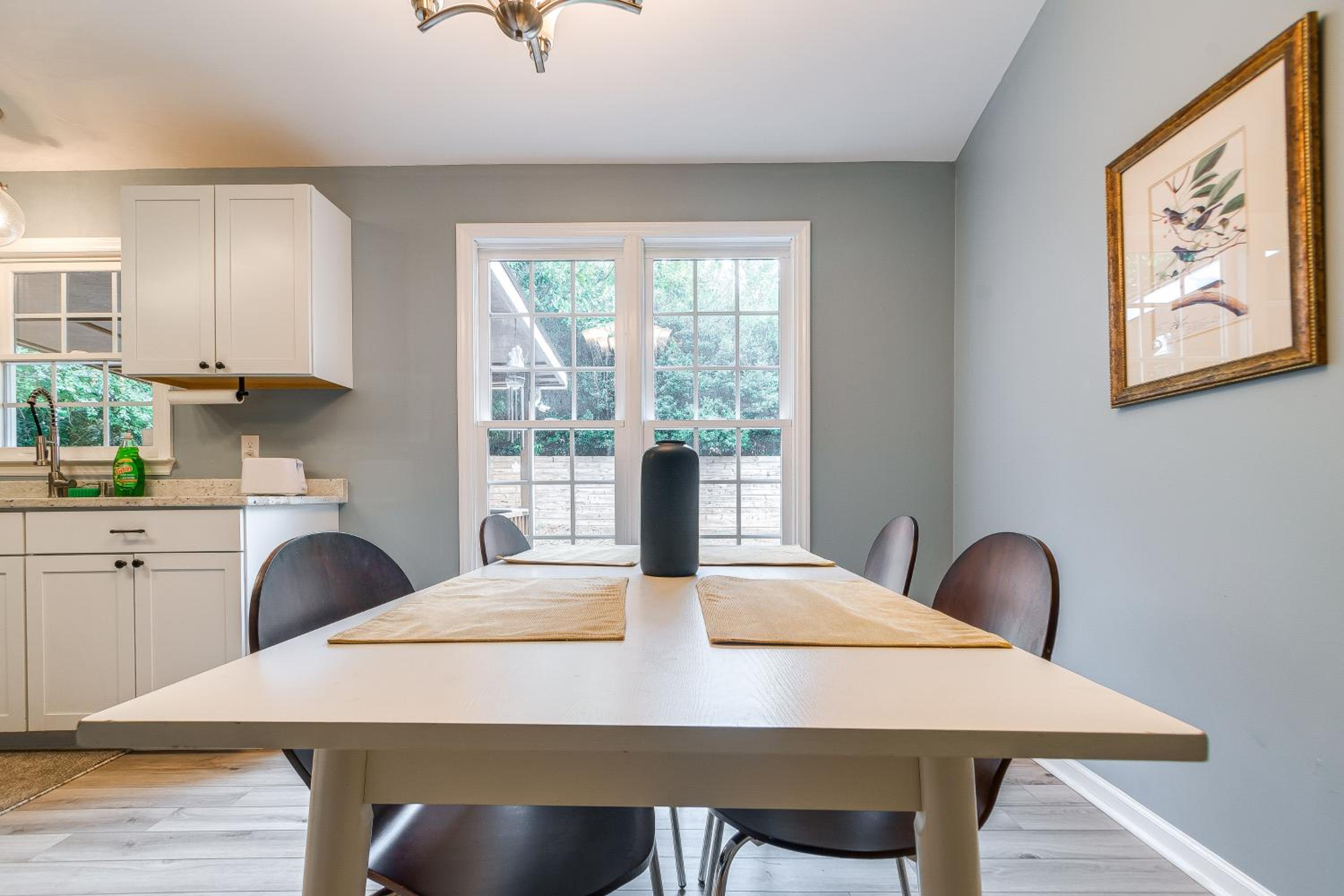 Home with Pet-Friendly Yard, 1 Mi to Dtwn Raleigh!