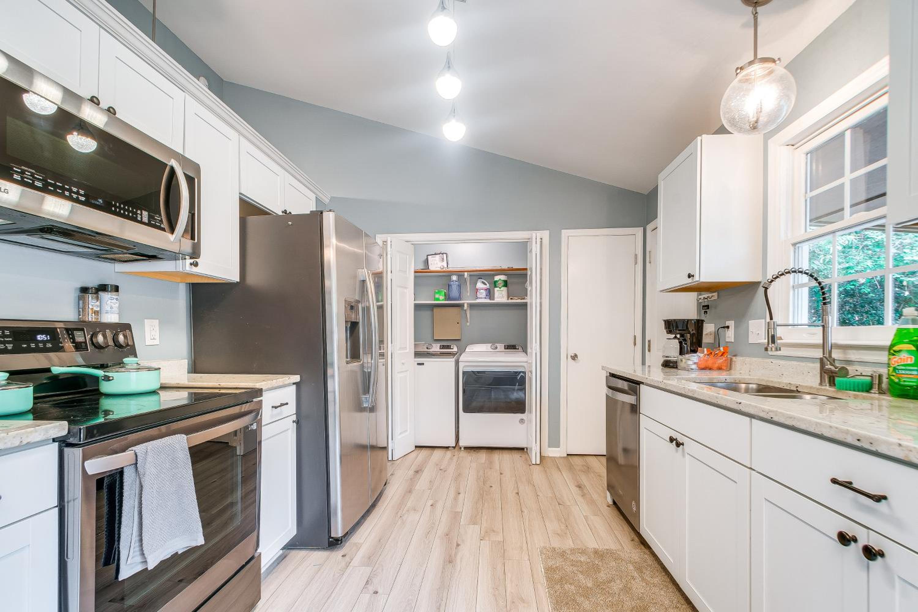 Home with Pet-Friendly Yard, 1 Mi to Dtwn Raleigh!