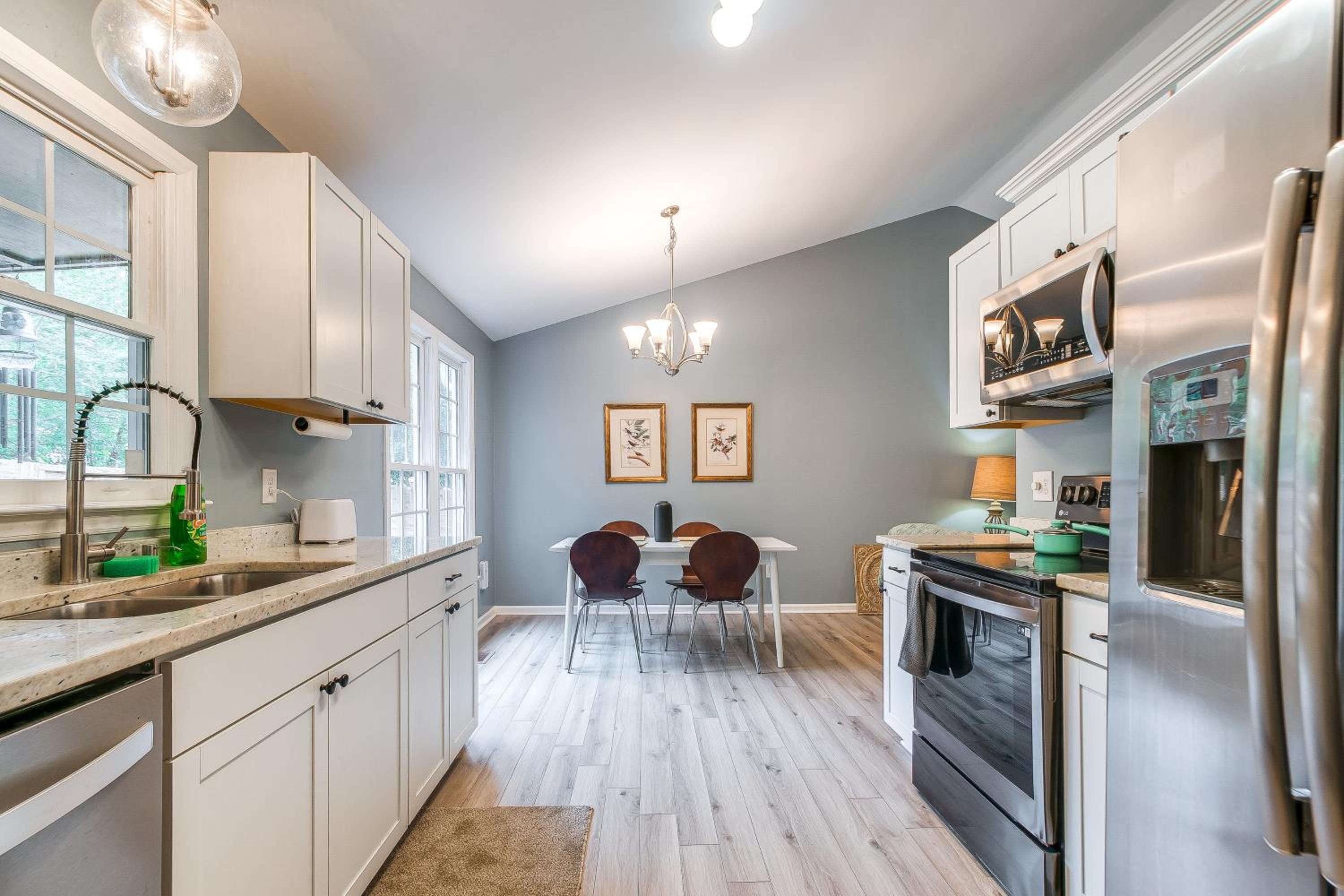 Home with Pet-Friendly Yard, 1 Mi to Dtwn Raleigh!