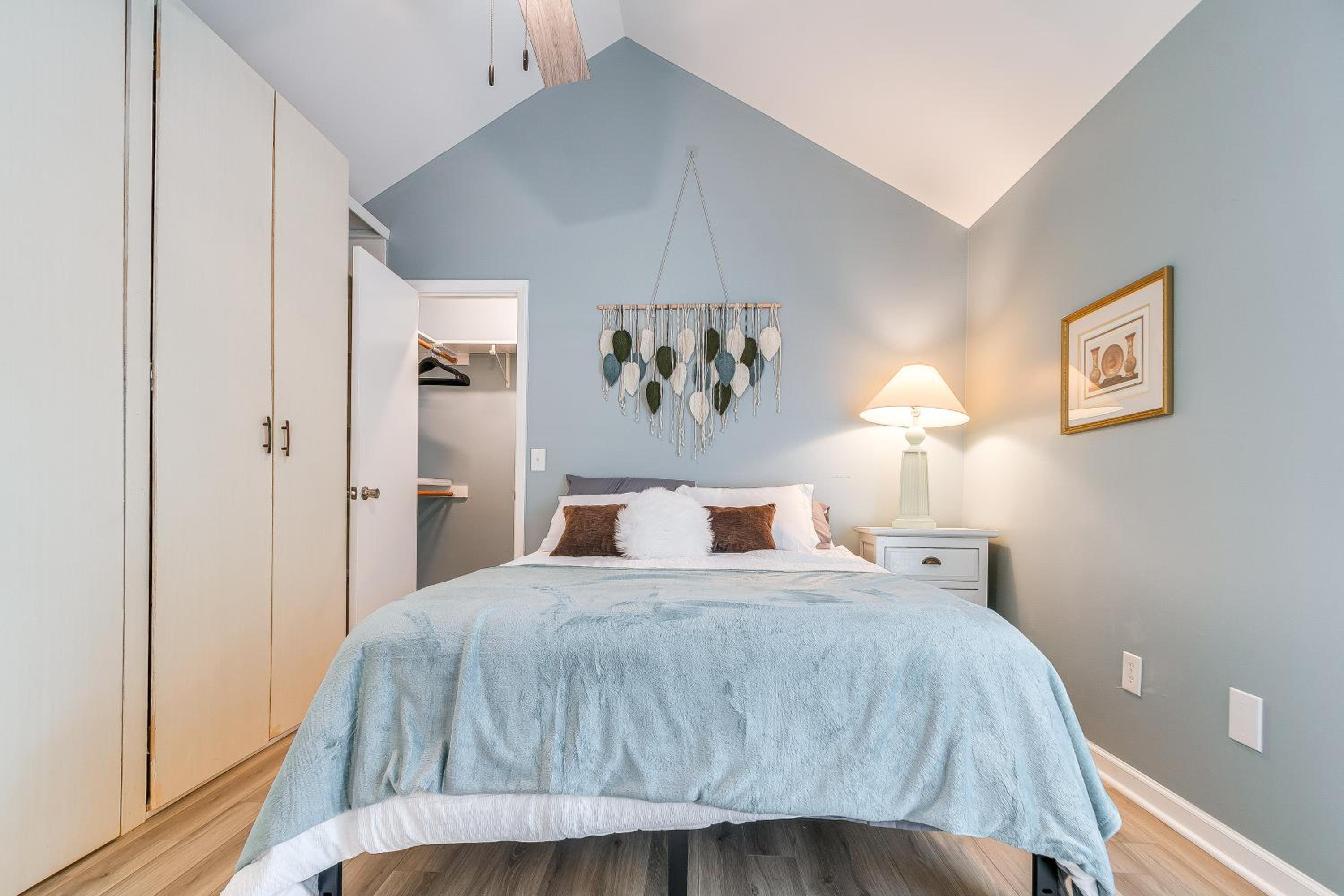 Home with Pet-Friendly Yard, 1 Mi to Dtwn Raleigh!