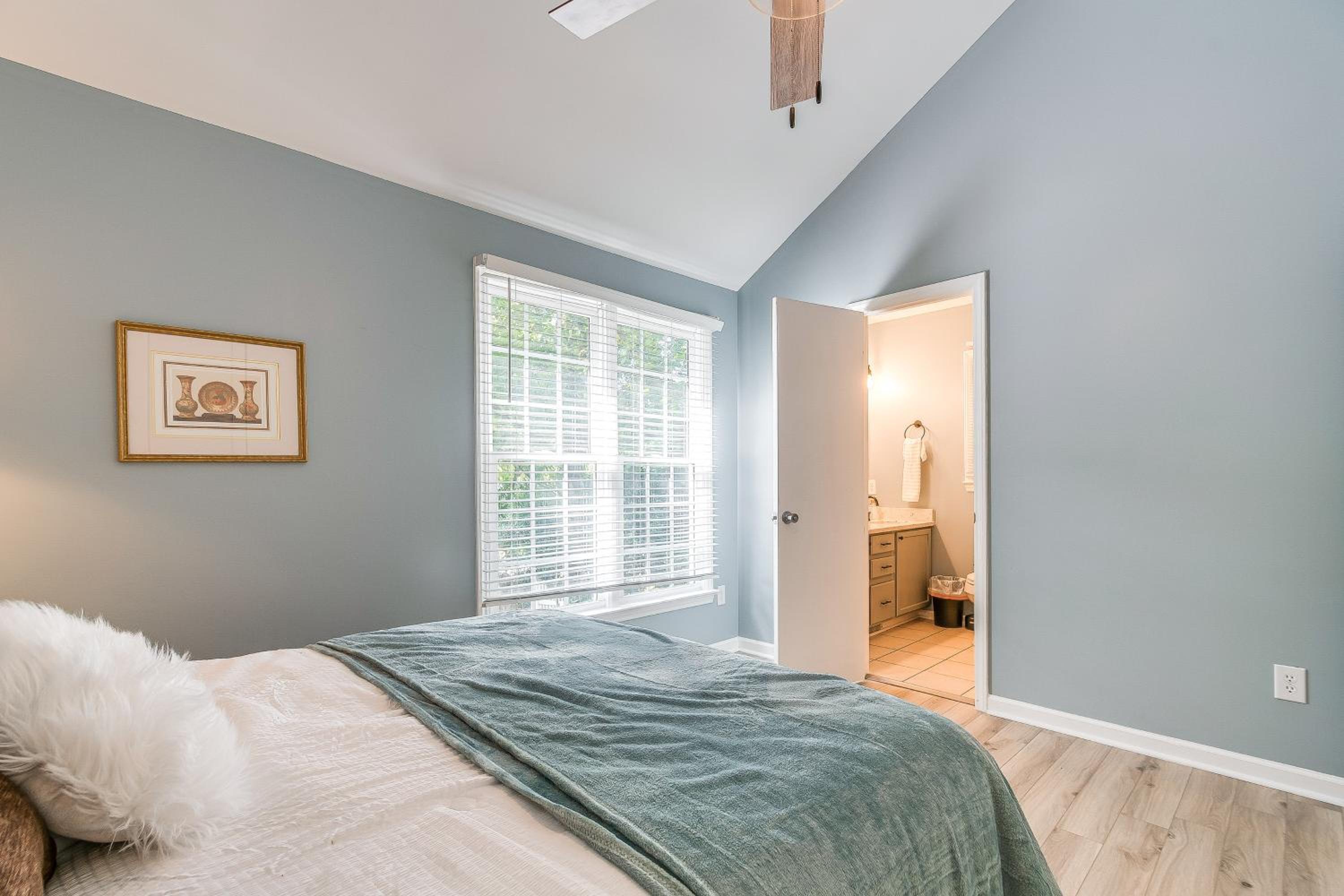 Home with Pet-Friendly Yard, 1 Mi to Dtwn Raleigh!
