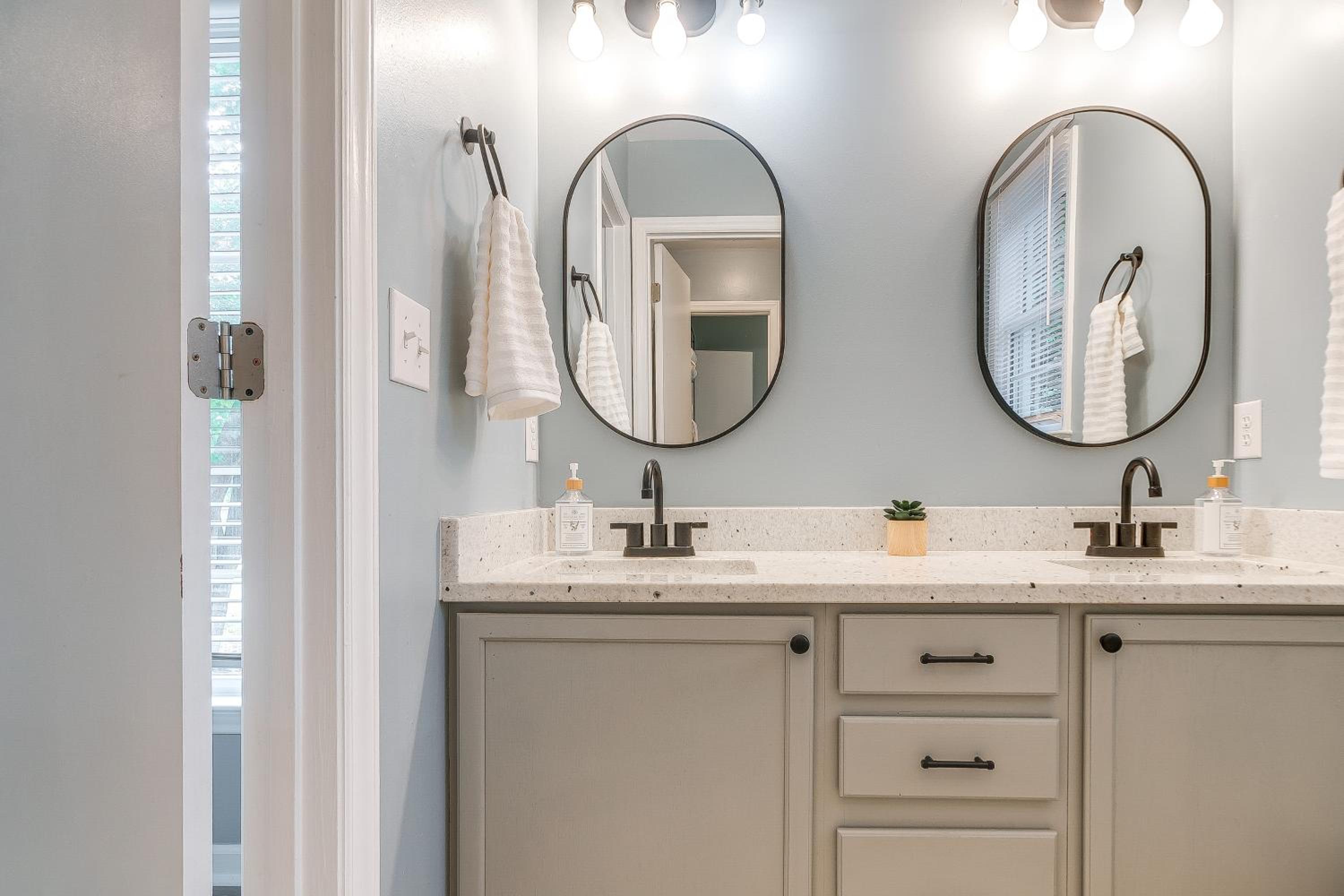 Home with Pet-Friendly Yard, 1 Mi to Dtwn Raleigh!
