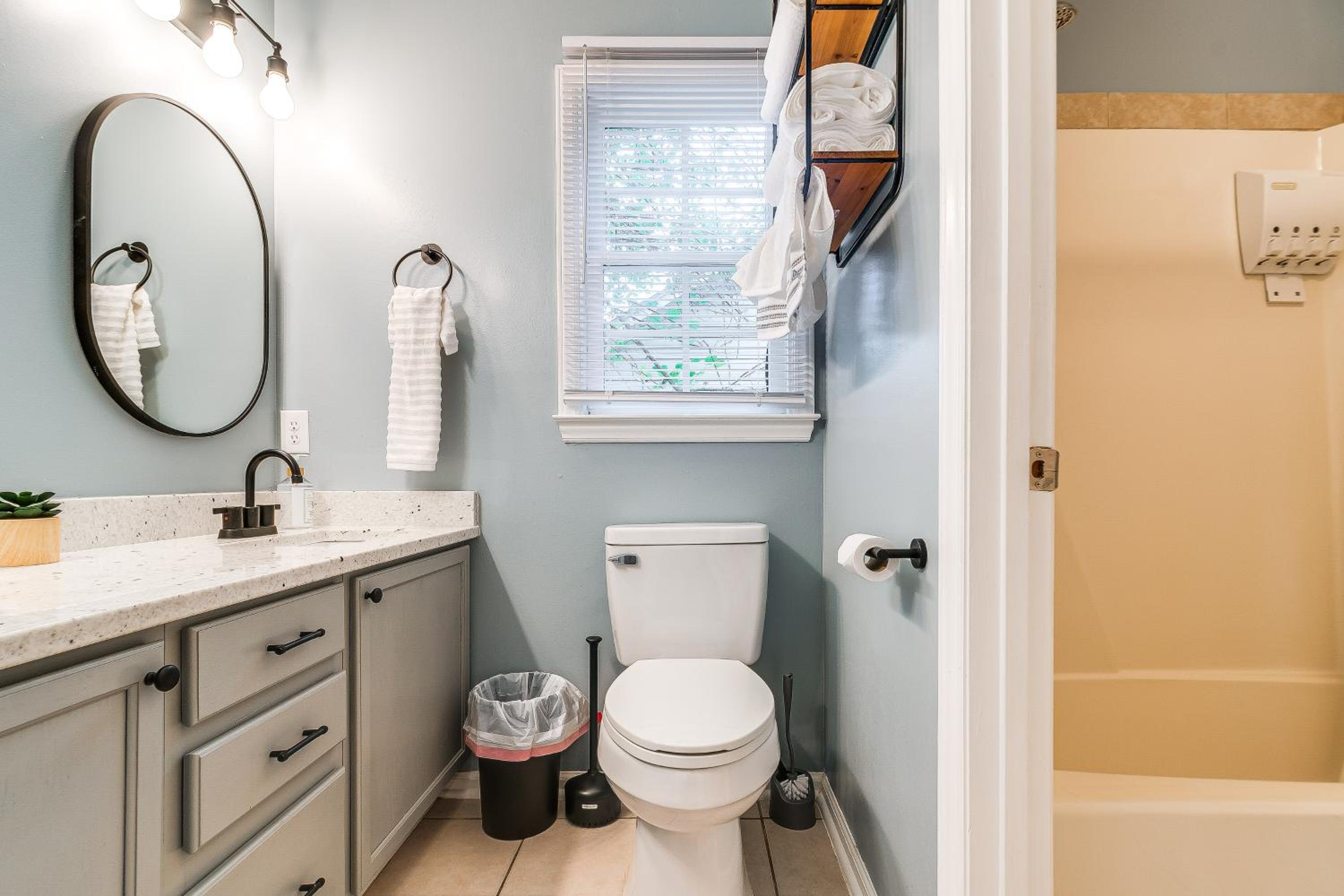 Home with Pet-Friendly Yard, 1 Mi to Dtwn Raleigh!