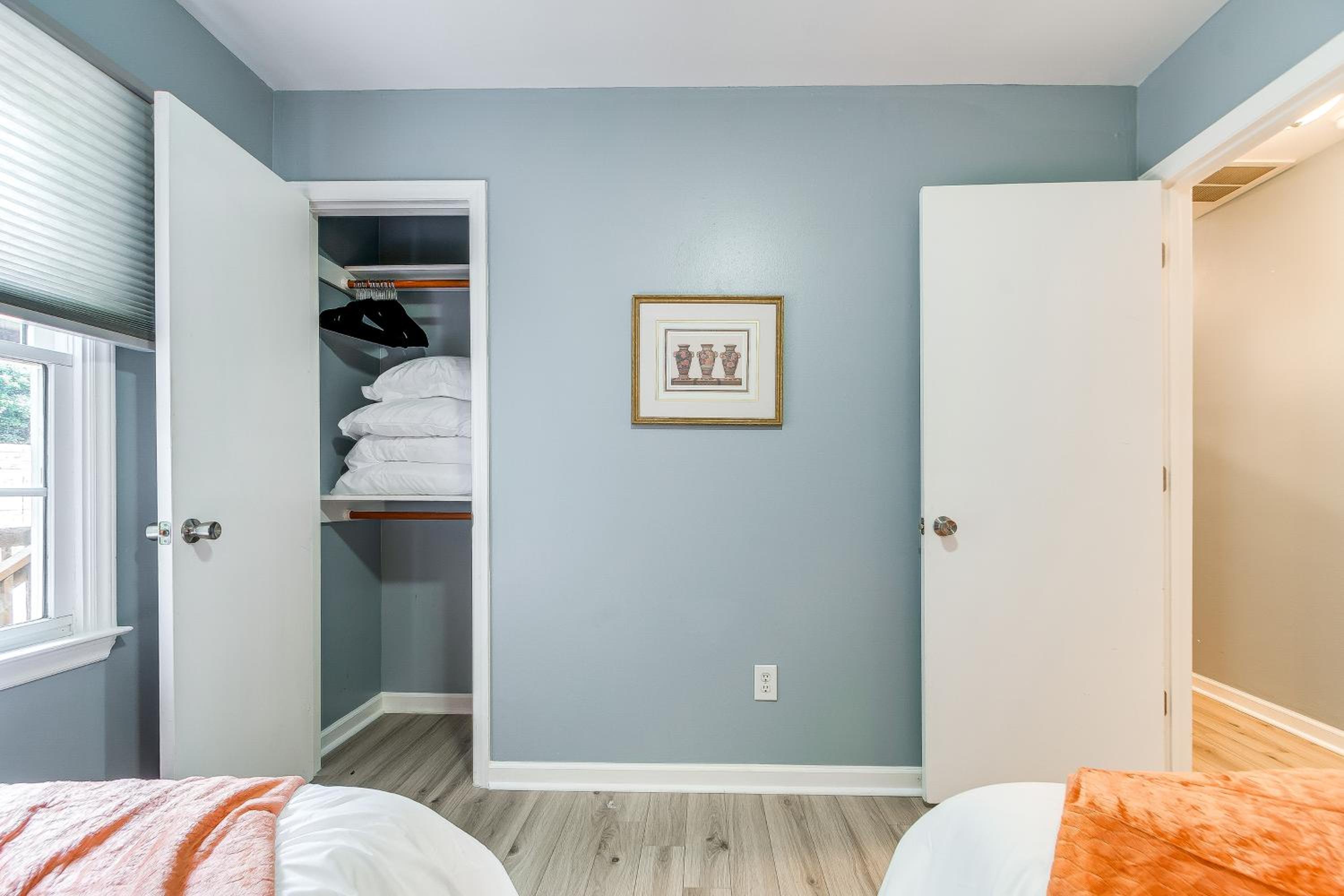 Home with Pet-Friendly Yard, 1 Mi to Dtwn Raleigh!