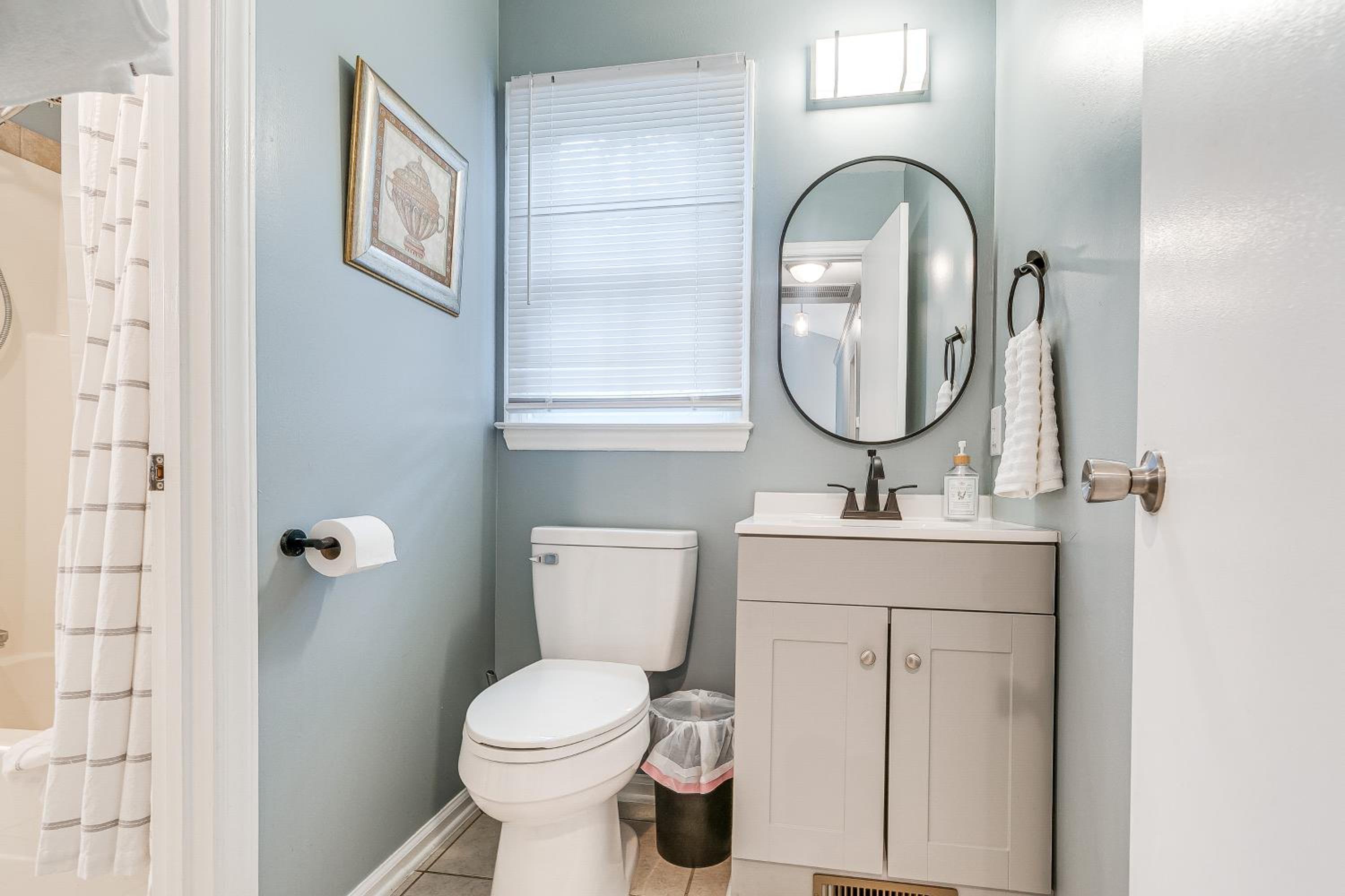 Home with Pet-Friendly Yard, 1 Mi to Dtwn Raleigh!