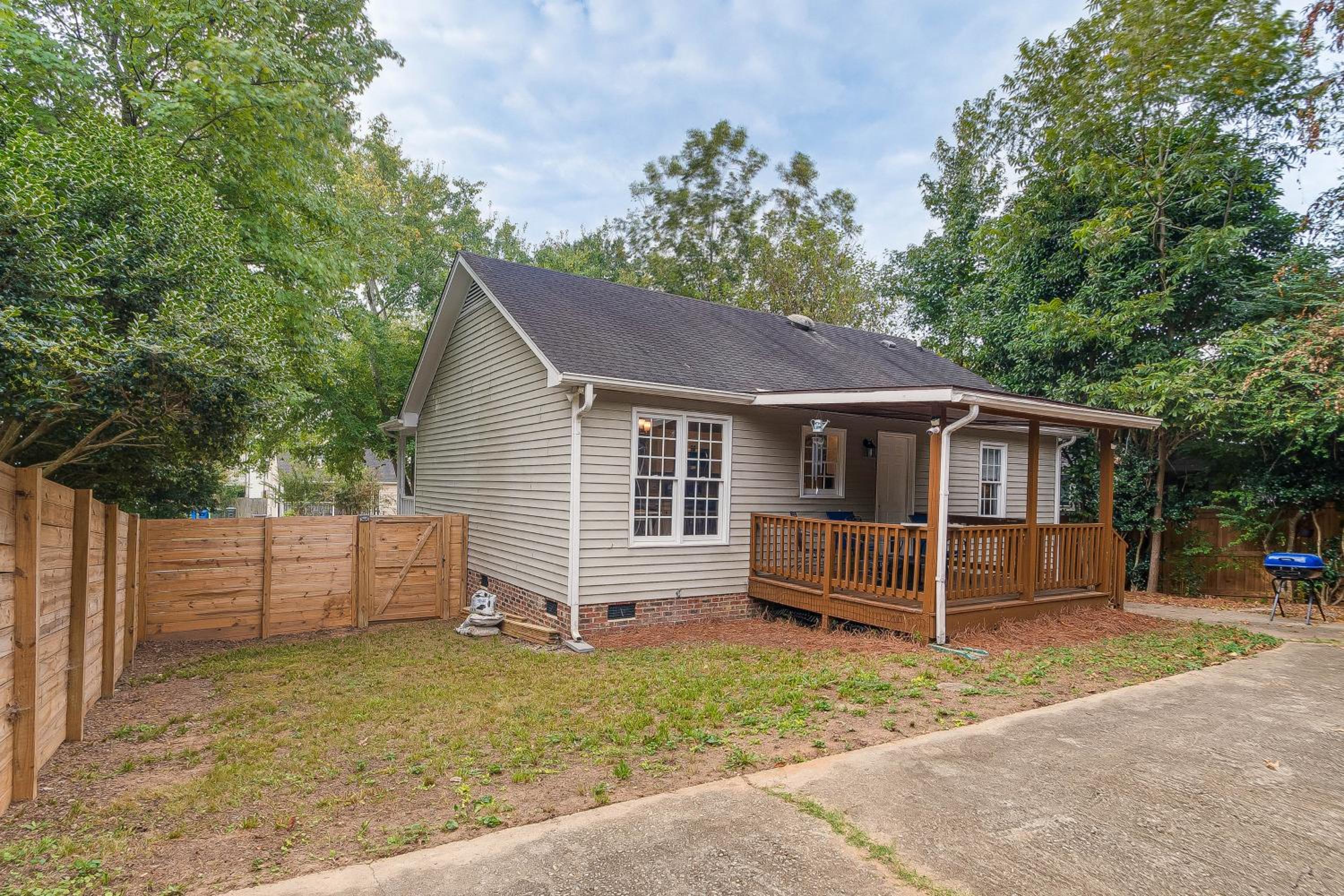 Home with Pet-Friendly Yard, 1 Mi to Dtwn Raleigh!