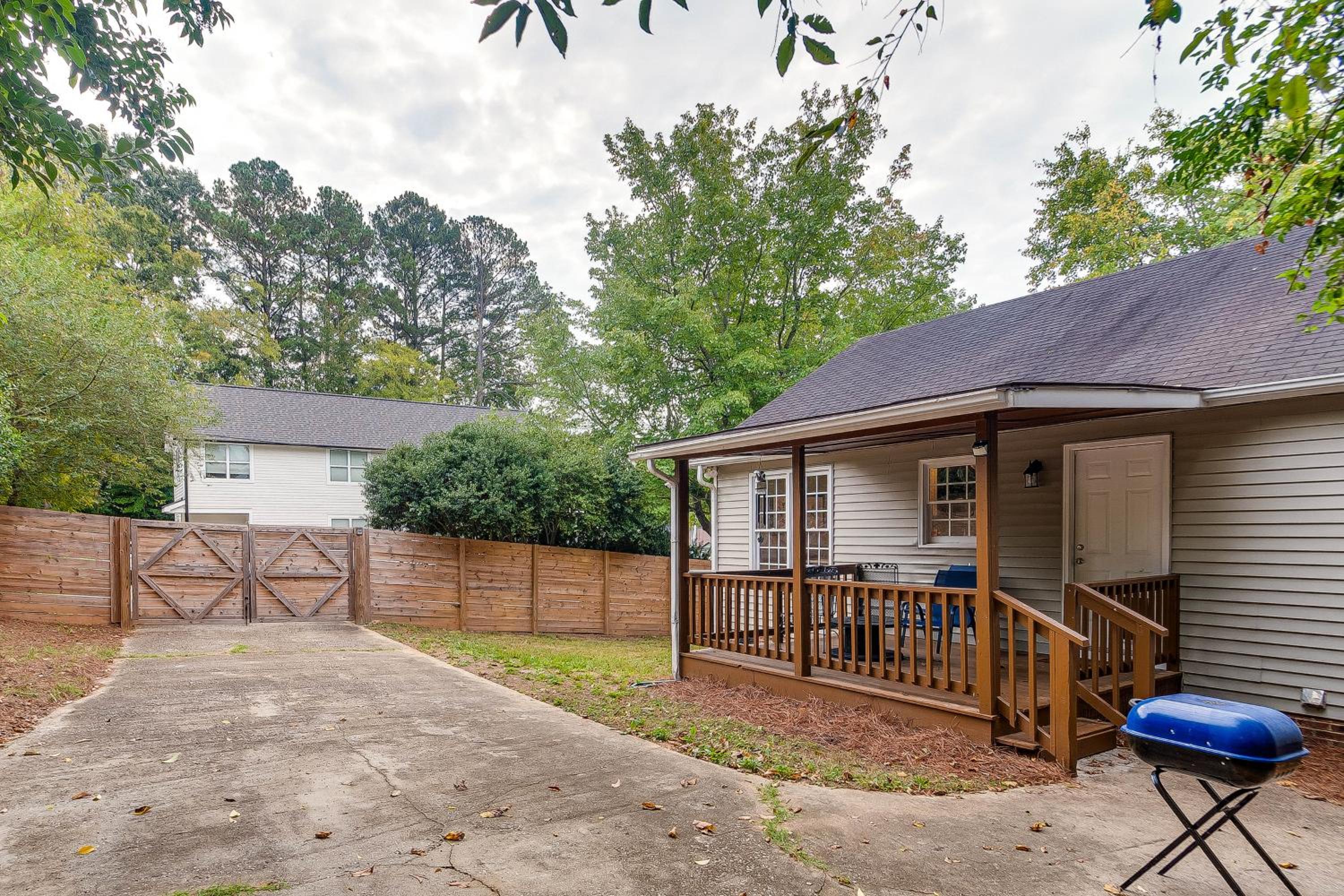 Home with Pet-Friendly Yard, 1 Mi to Dtwn Raleigh!