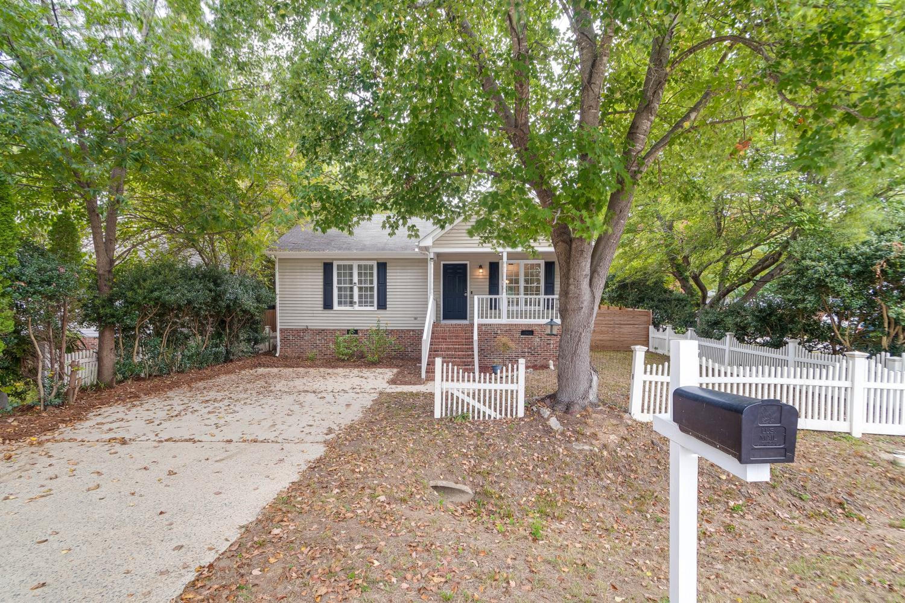 Home with Pet-Friendly Yard, 1 Mi to Dtwn Raleigh!