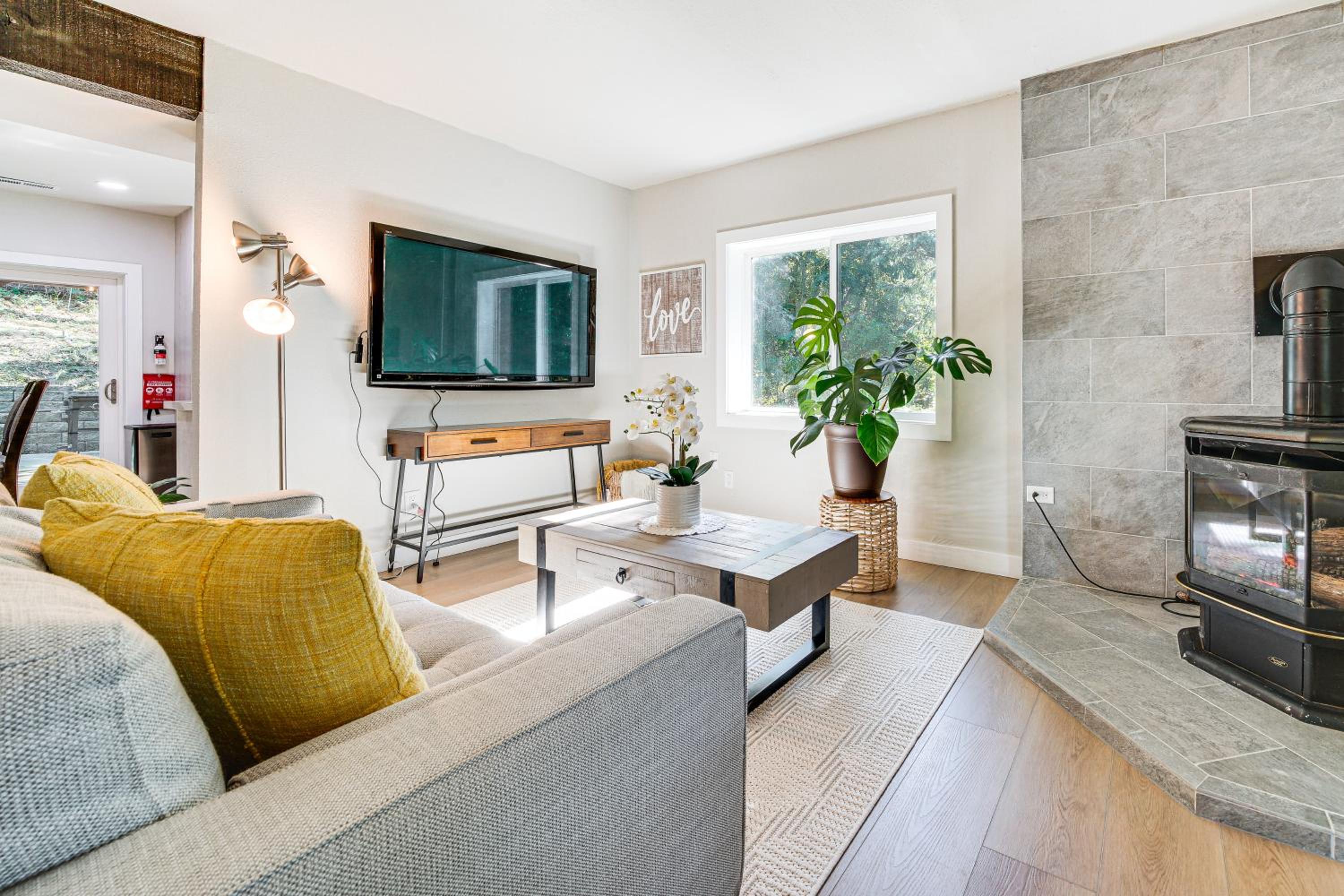 13 Mi to Lumen Field and Dtwn Seattle! Cozy Retreat