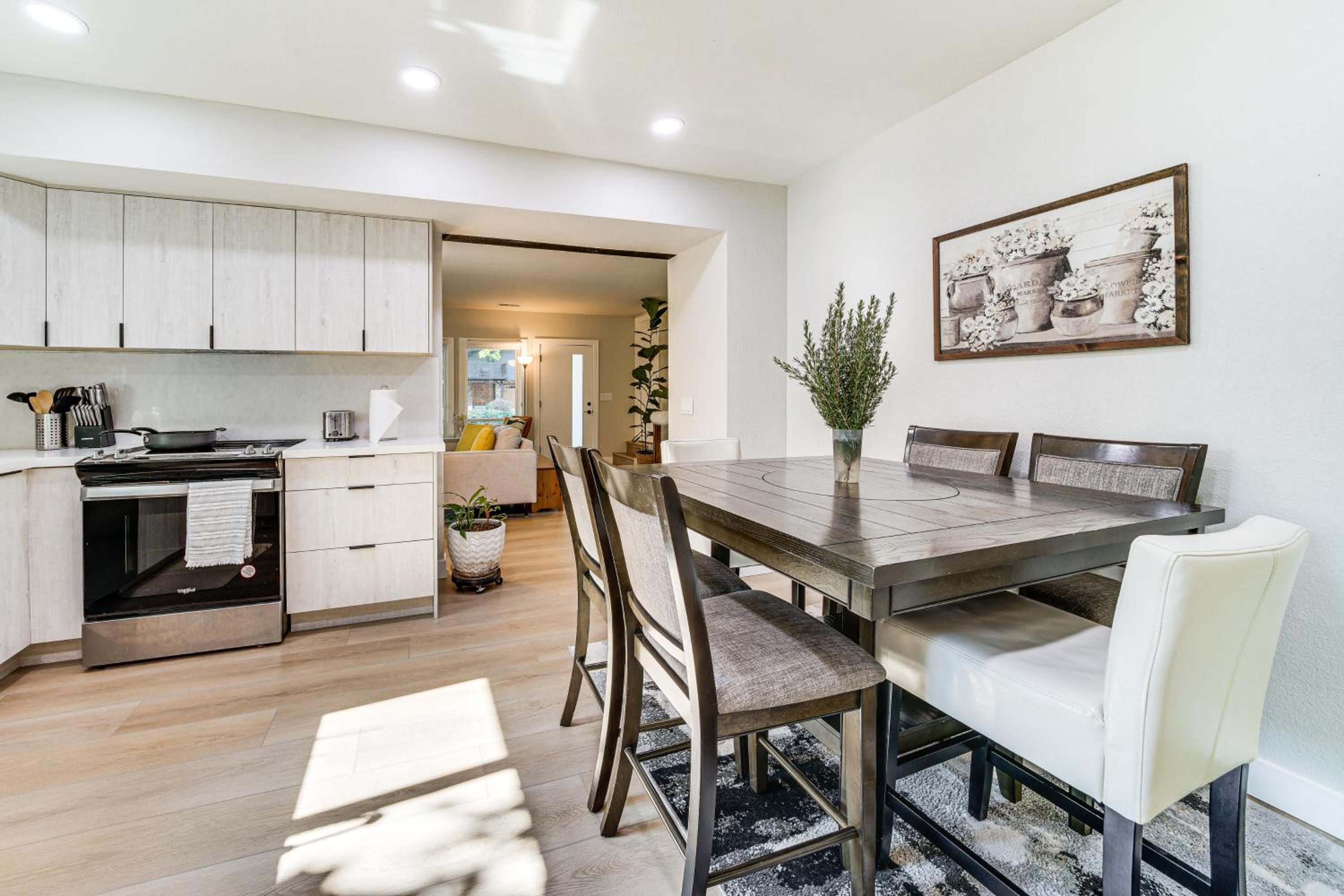 13 Mi to Lumen Field and Dtwn Seattle! Cozy Retreat