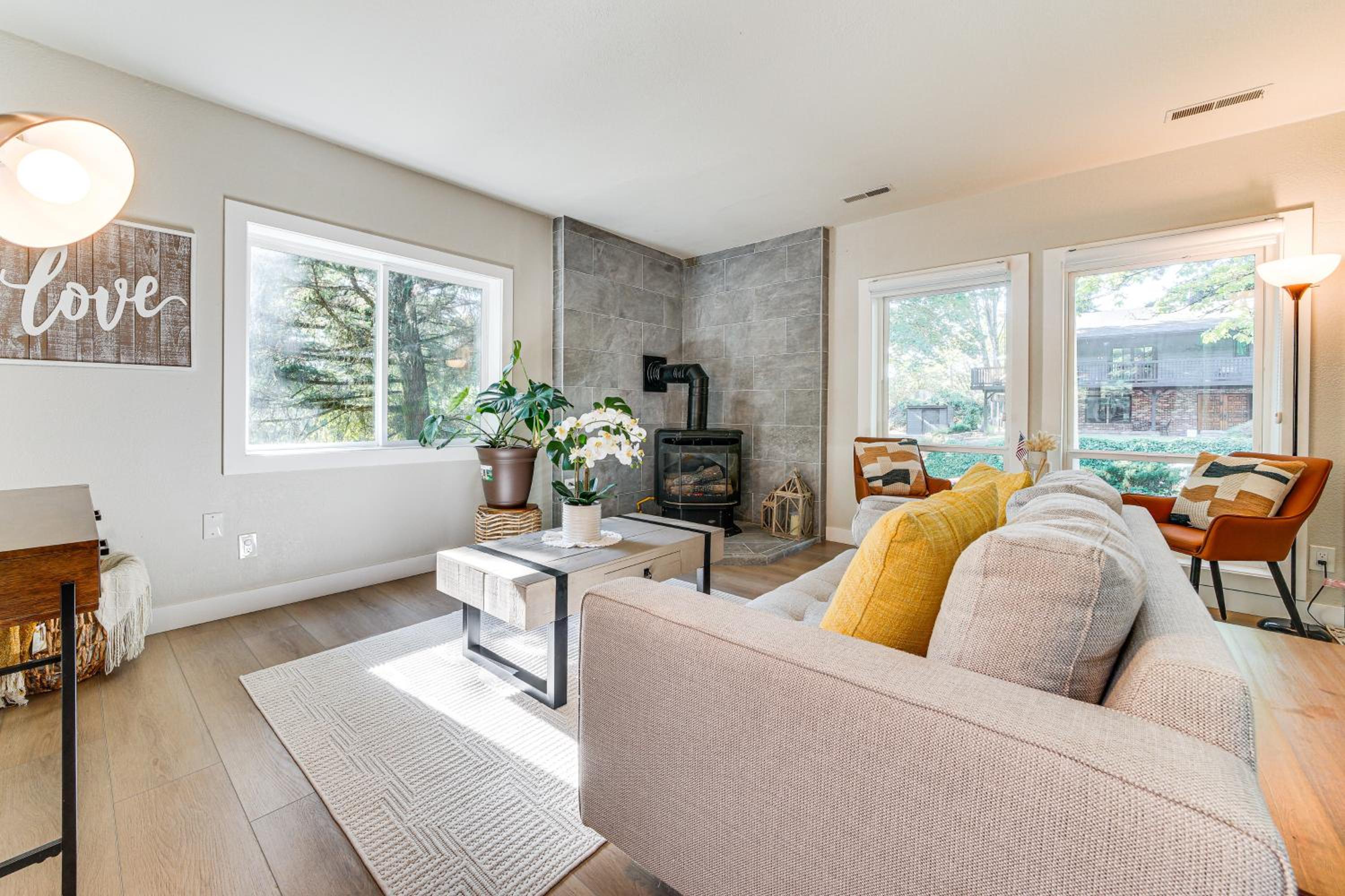13 Mi to Lumen Field and Dtwn Seattle! Cozy Retreat
