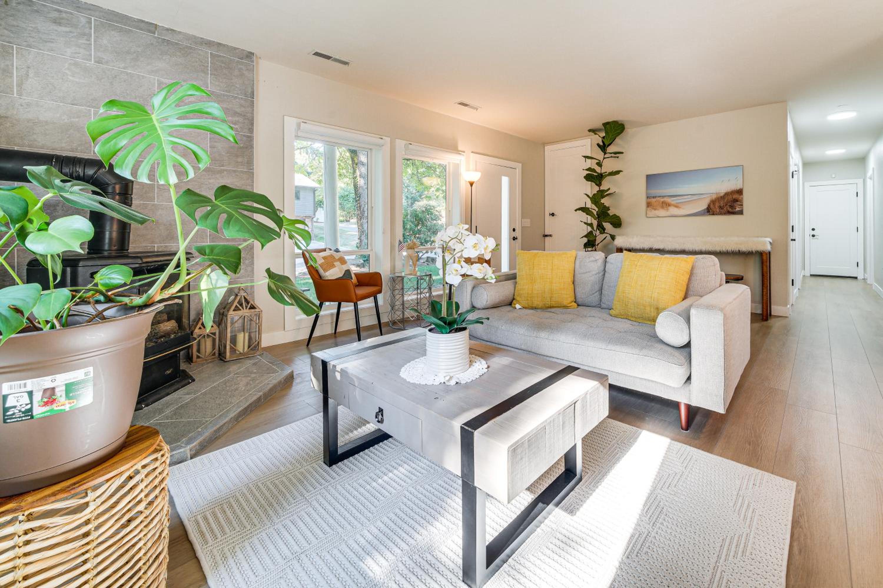 13 Mi to Lumen Field and Dtwn Seattle! Cozy Retreat