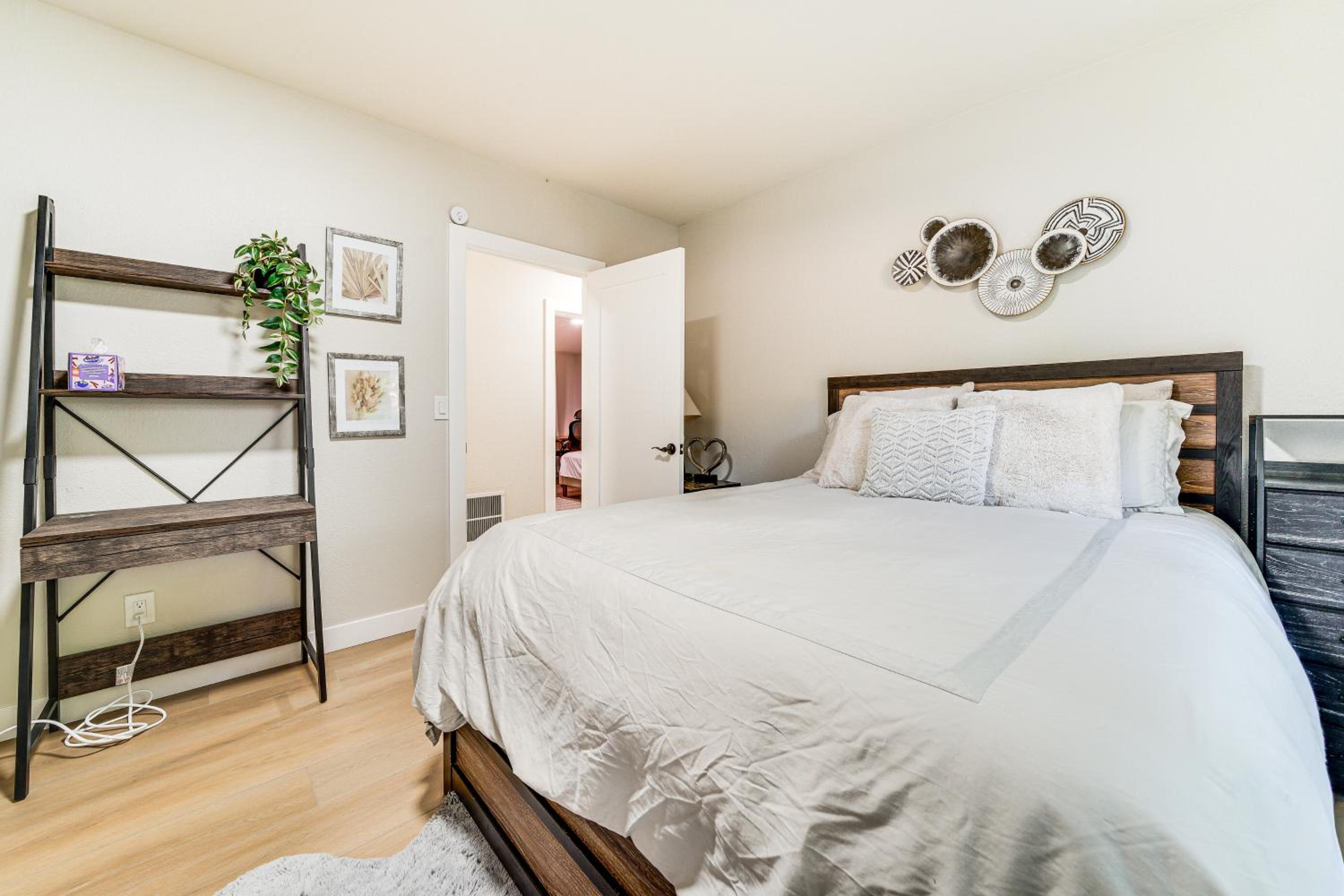 13 Mi to Lumen Field and Dtwn Seattle! Cozy Retreat