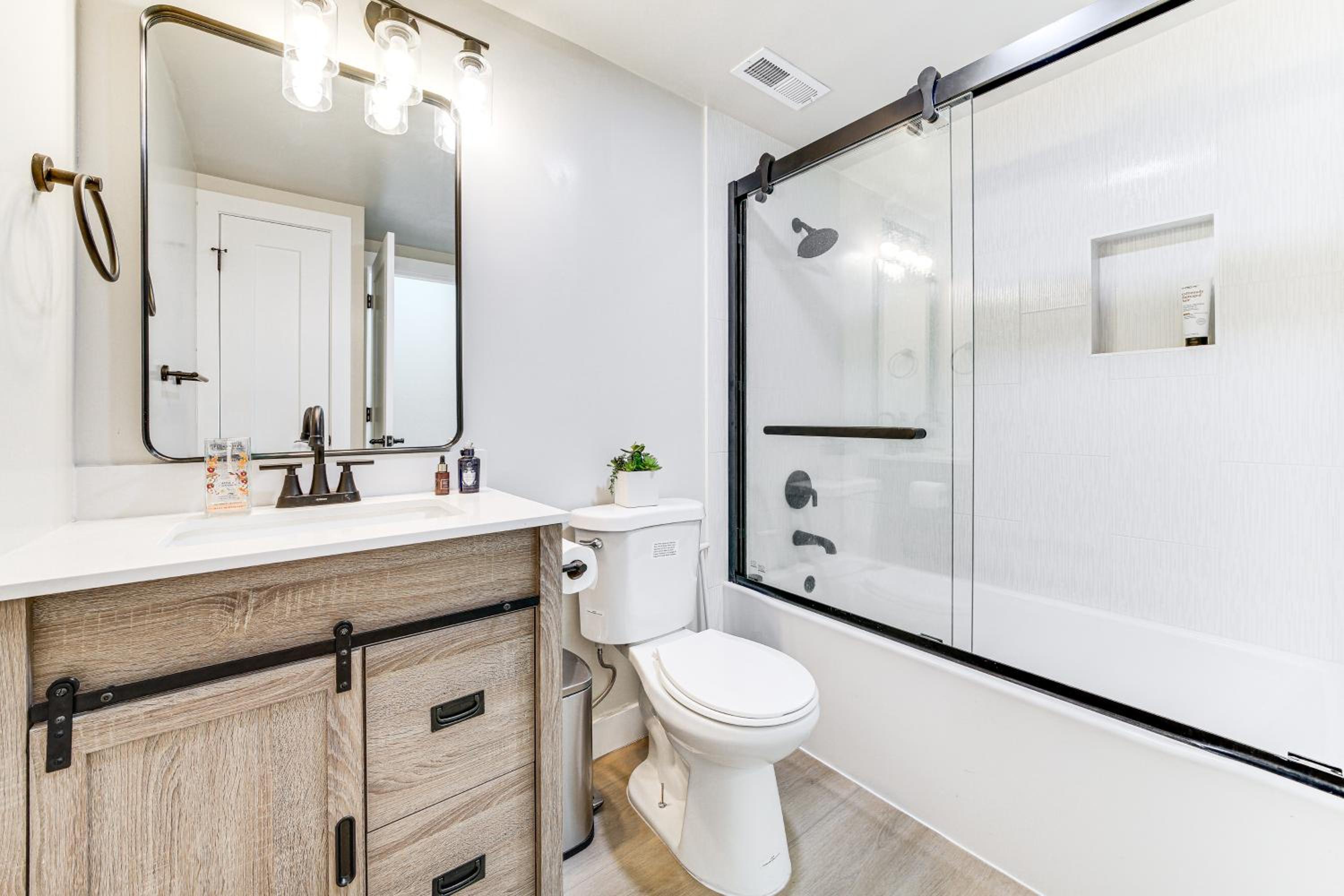13 Mi to Lumen Field and Dtwn Seattle! Cozy Retreat