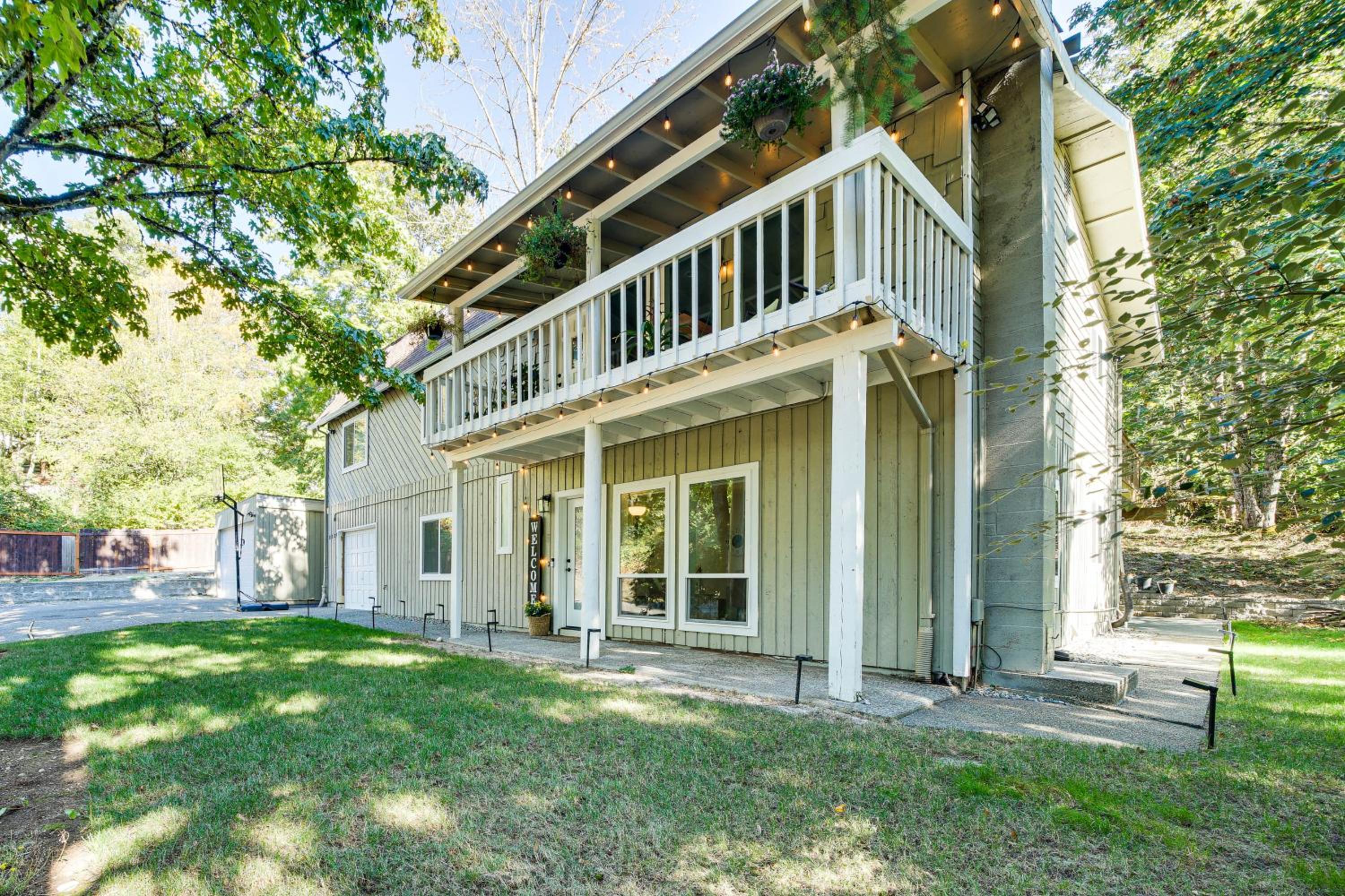 13 Mi to Lumen Field and Dtwn Seattle! Cozy Retreat