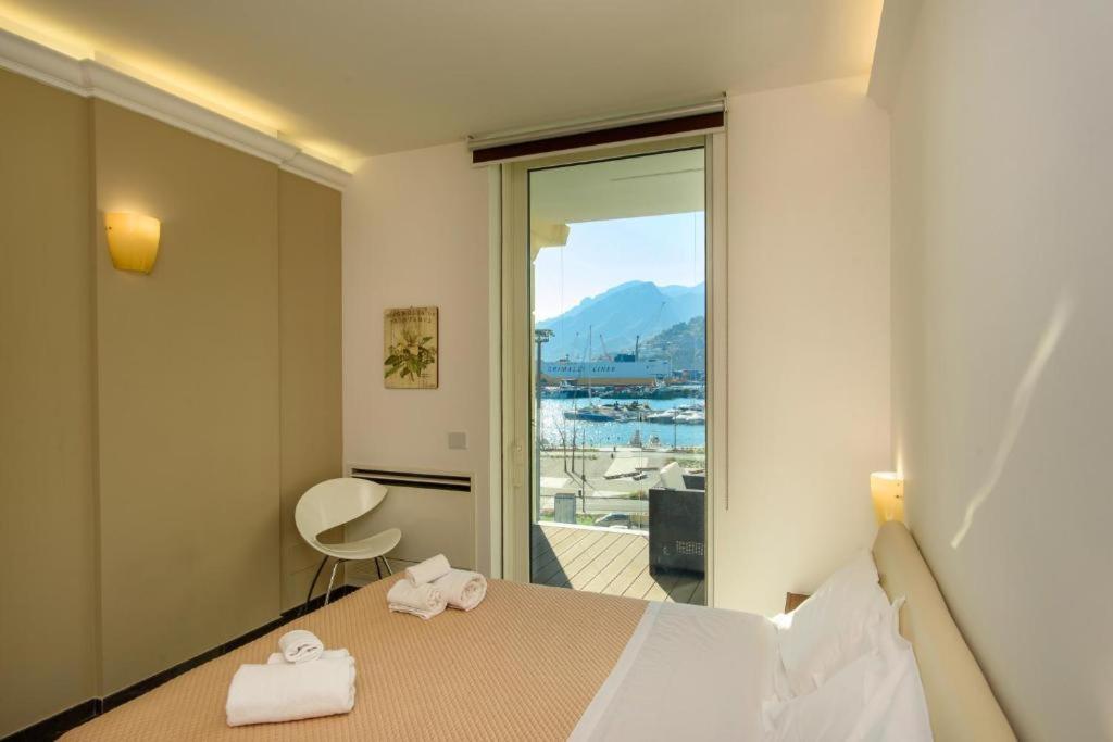 Crescent Luxury Retreat - Seafront Apartments