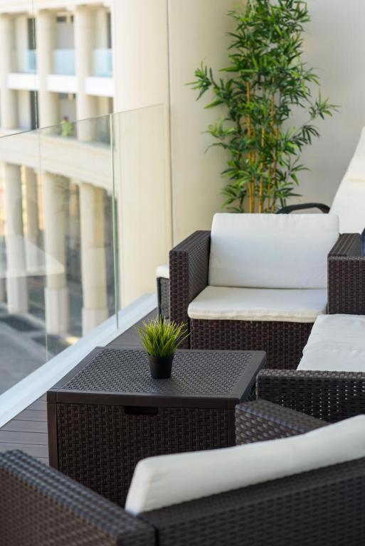 Crescent Luxury Retreat - Seafront Apartments