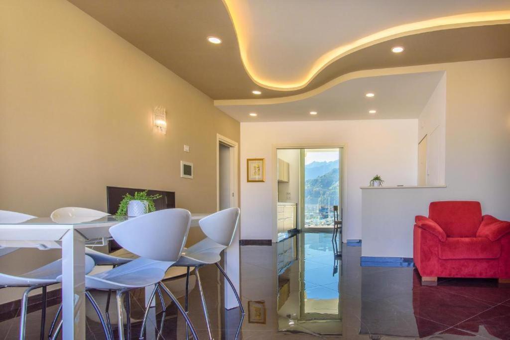 Crescent Luxury Retreat - Seafront Apartments