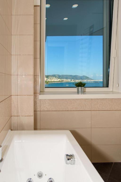 Crescent Luxury Retreat - Seafront Apartments