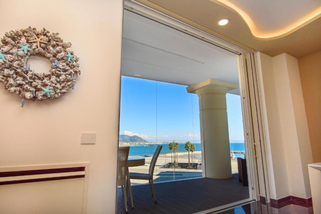 Crescent Luxury Retreat - Seafront Apartments
