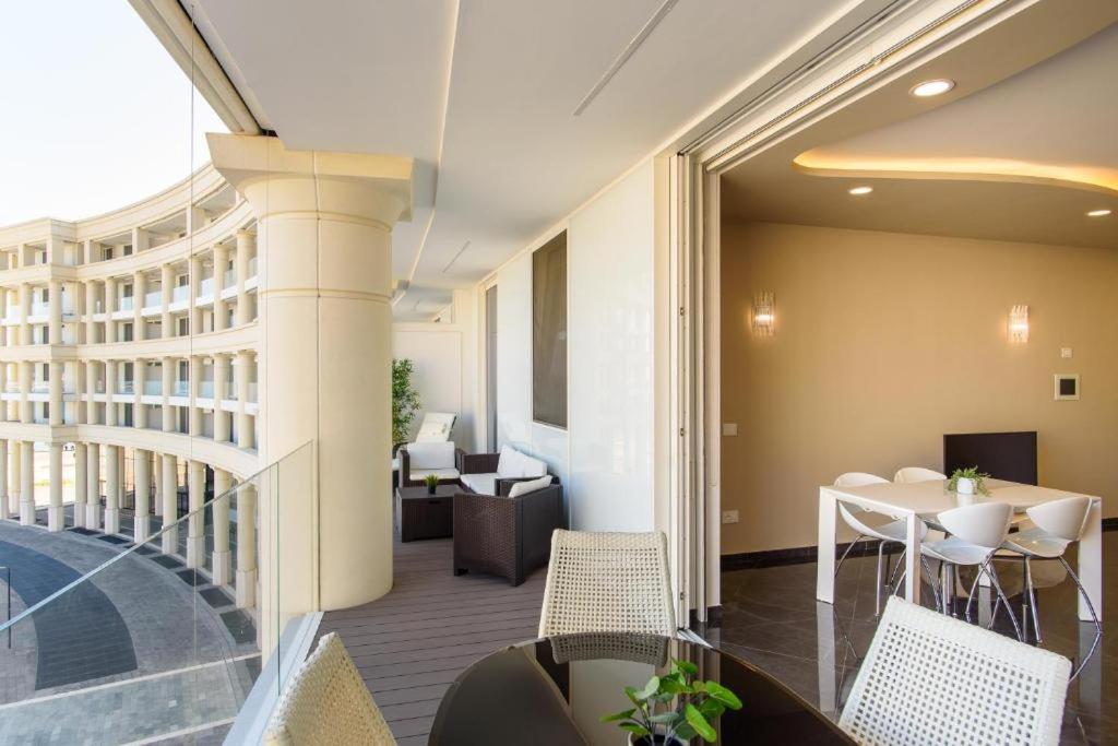 Crescent Luxury Retreat - Seafront Apartments