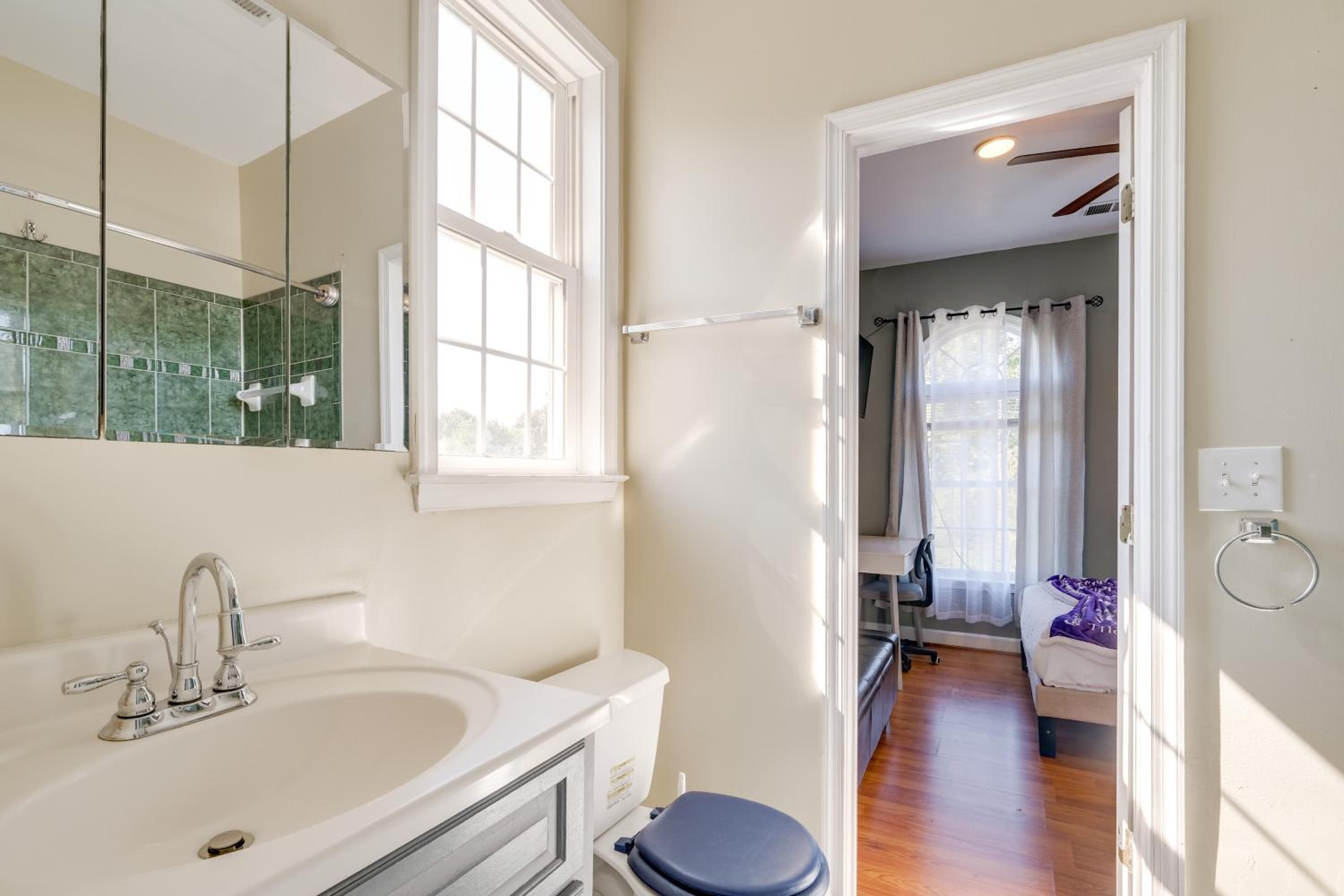 Take Metro to DC! Family Home in Springfield