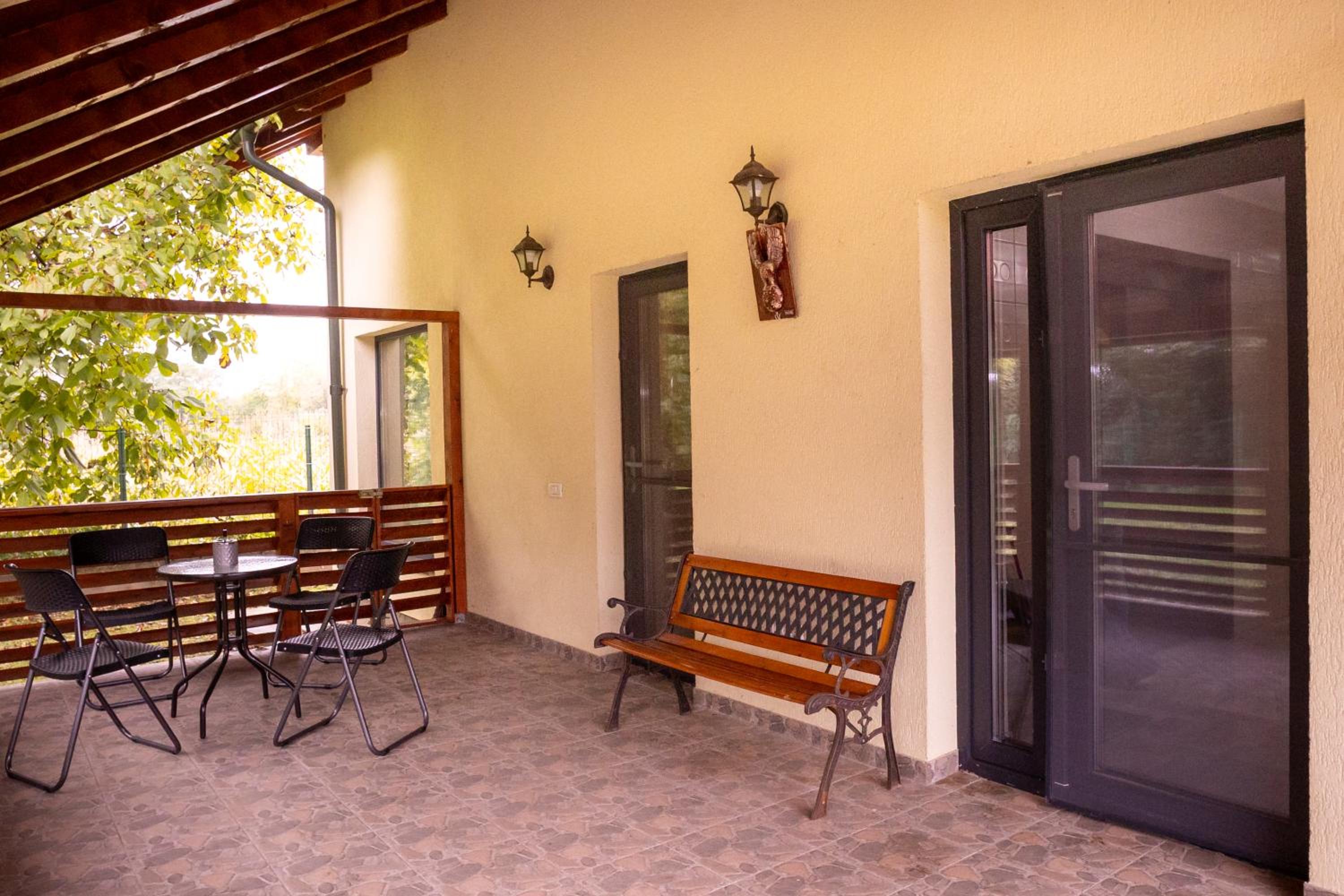 Cabana Walter Curtea de Arges with BBQ and Garden