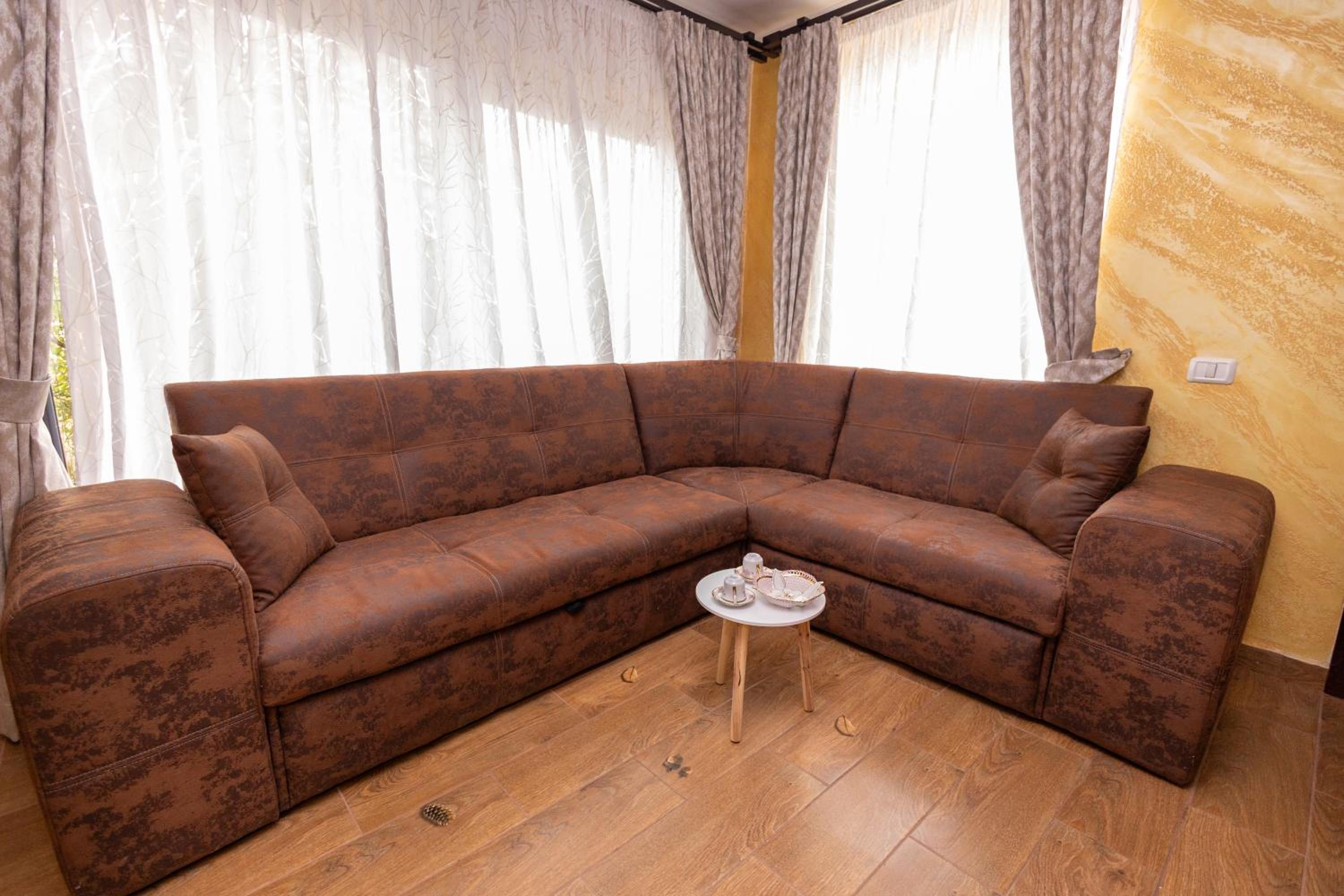Cabana Walter Curtea de Arges with BBQ and Garden